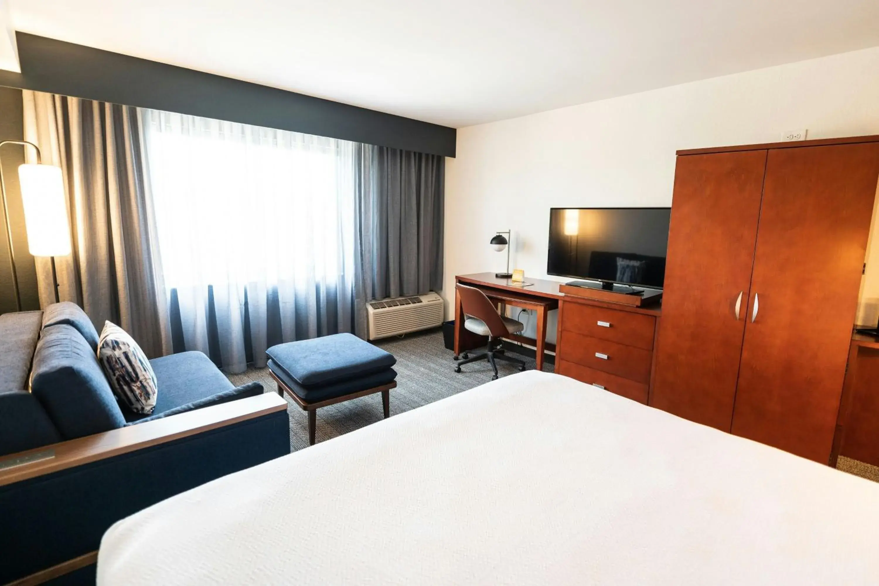 King Room with Sofa Bed in Courtyard by Marriott Philadelphia Springfield King Room with Sofa Bed in Courtyard by Marriott Philadelphia Springfield