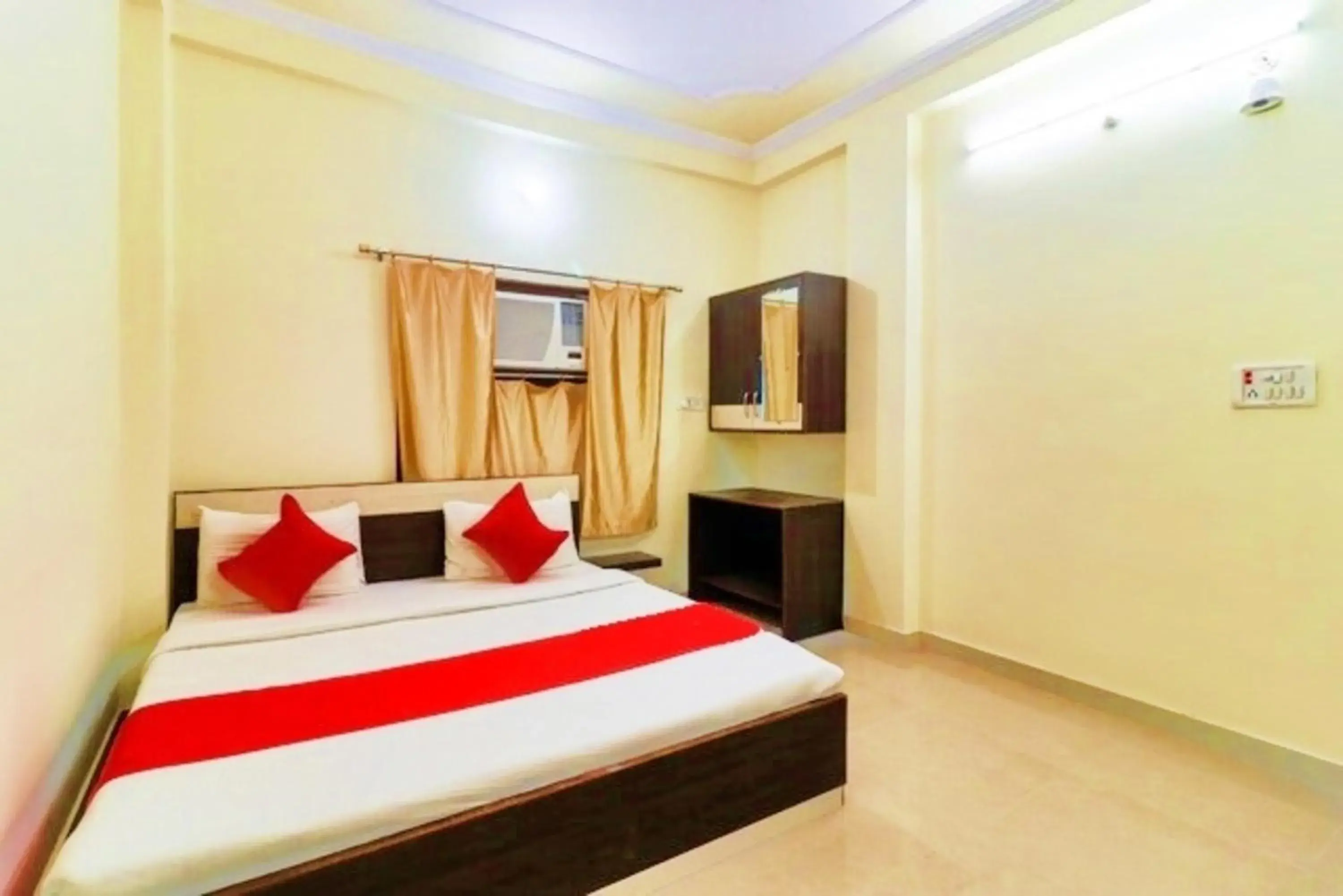 Economy Double Room in Hotel Station View Mughalsarai by ShriGo Hotels Economy Double Room in Hotel Station View Mughalsarai by ShriGo Hotels