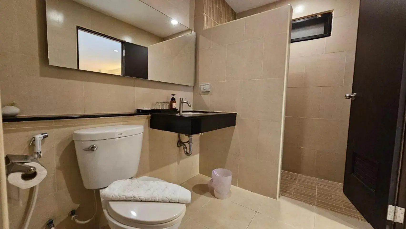 Superior Double Room in De Hug Hotel & Residence Superior Double Room in De Hug Hotel & Residence