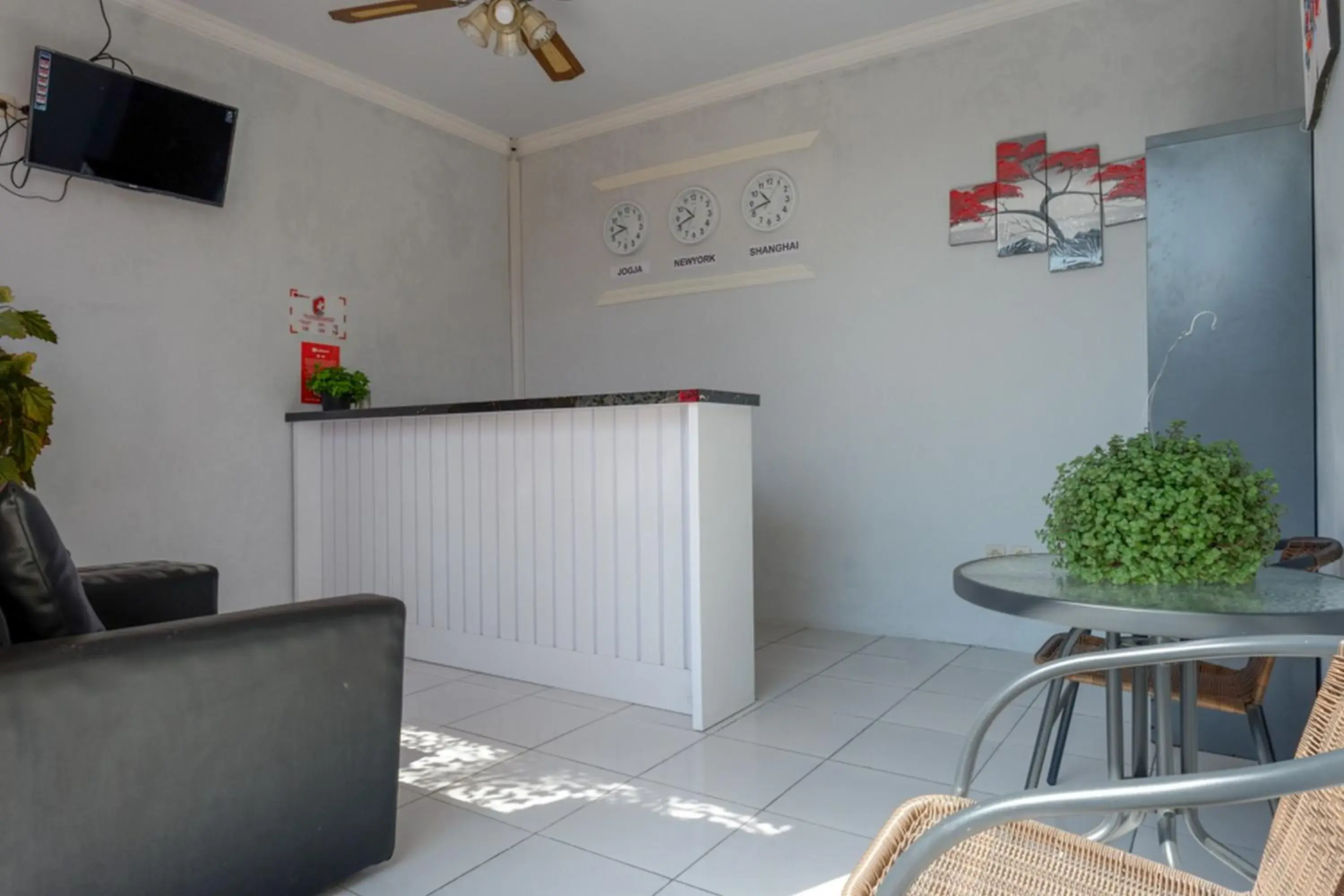 Twin Room in RedDoorz near Padang Golf Adisucipto Twin Room in RedDoorz near Padang Golf Adisucipto