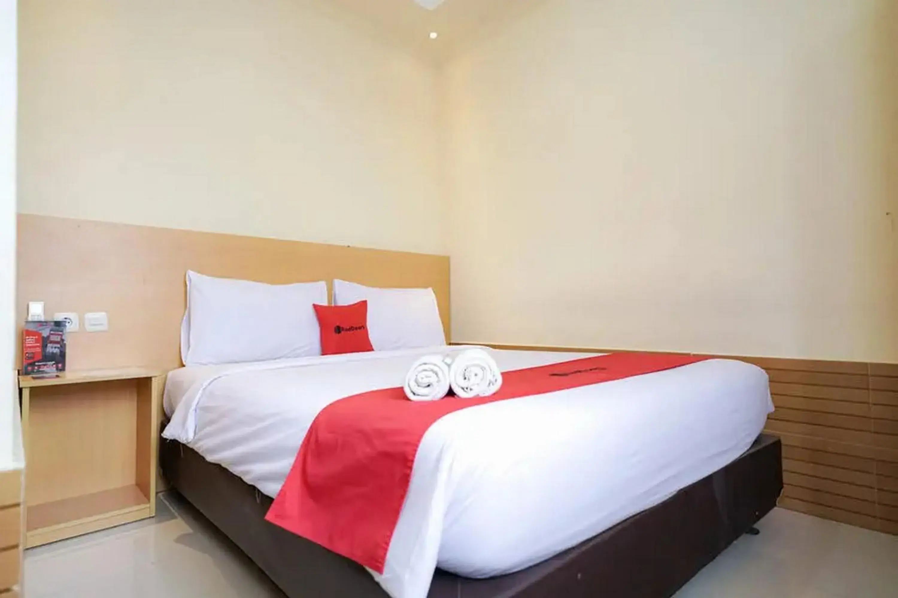 Double Room in RedDoorz near Exit Toll Sirkuit Sentul Double Room in RedDoorz near Exit Toll Sirkuit Sentul