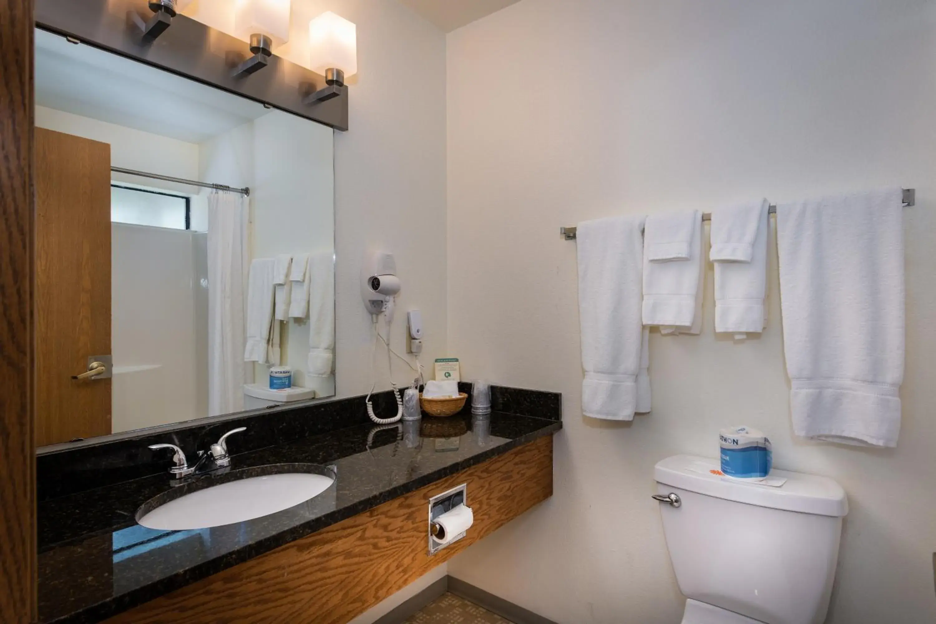 Deluxe Single Room with Sea View - single occupancy in Cap Sante Inn Deluxe Single Room with Sea View - single occupancy in Cap Sante Inn