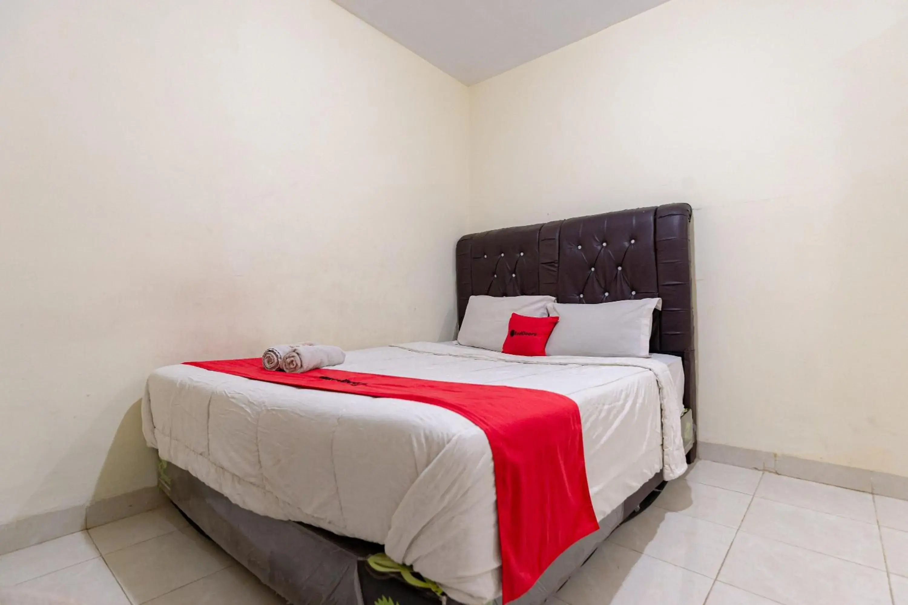 Double Room in RedDoorz @ Medan Johor 2 Double Room in RedDoorz @ Medan Johor 2