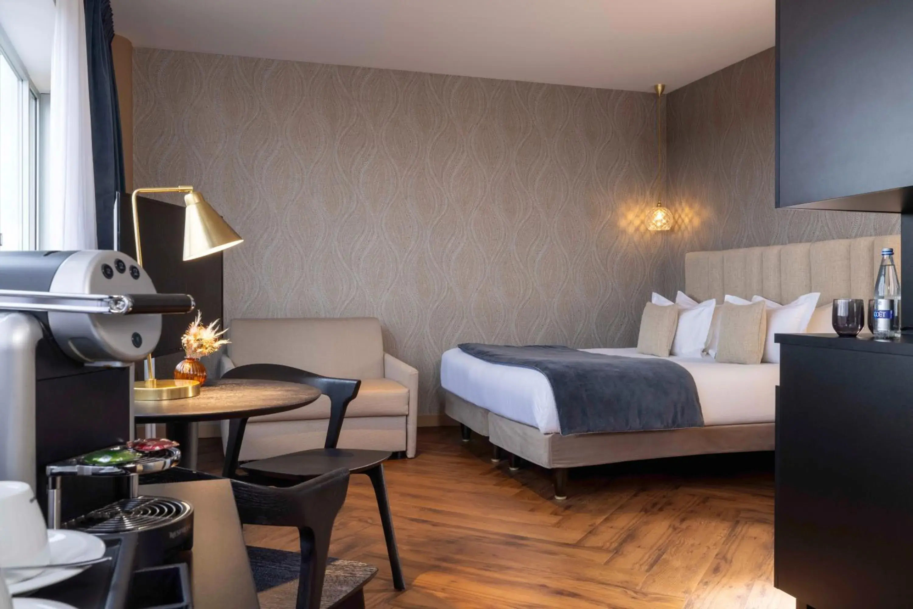 Deluxe Queen Room with Sofa Bed in Best Western Plus Hôtel Isidore Deluxe Queen Room with Sofa Bed in Best Western Plus Hôtel Isidore