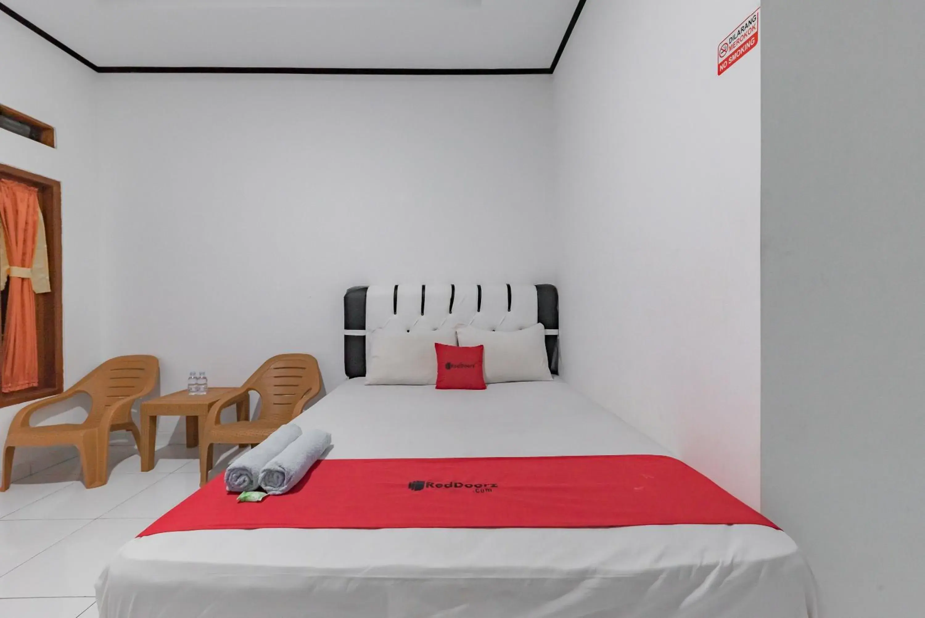 Deluxe Room in RedDoorz @ Geopark Ciletuh Sukabumi Deluxe Room in RedDoorz @ Geopark Ciletuh Sukabumi