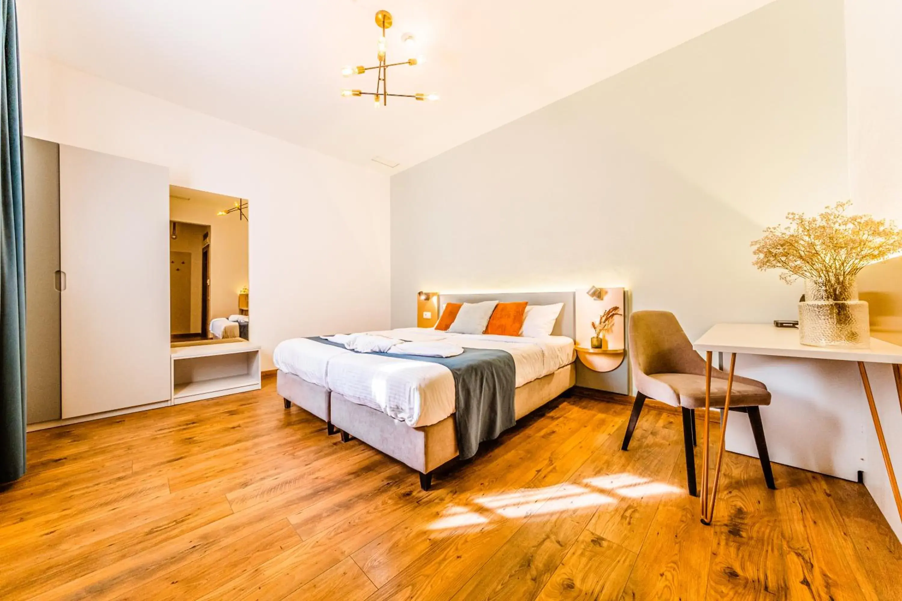 Economy Double Room - single occupancy in CASA CHITIC - Str Nicolae Balcescu 13 Economy Double Room - single occupancy in CASA CHITIC - Str Nicolae Balcescu 13