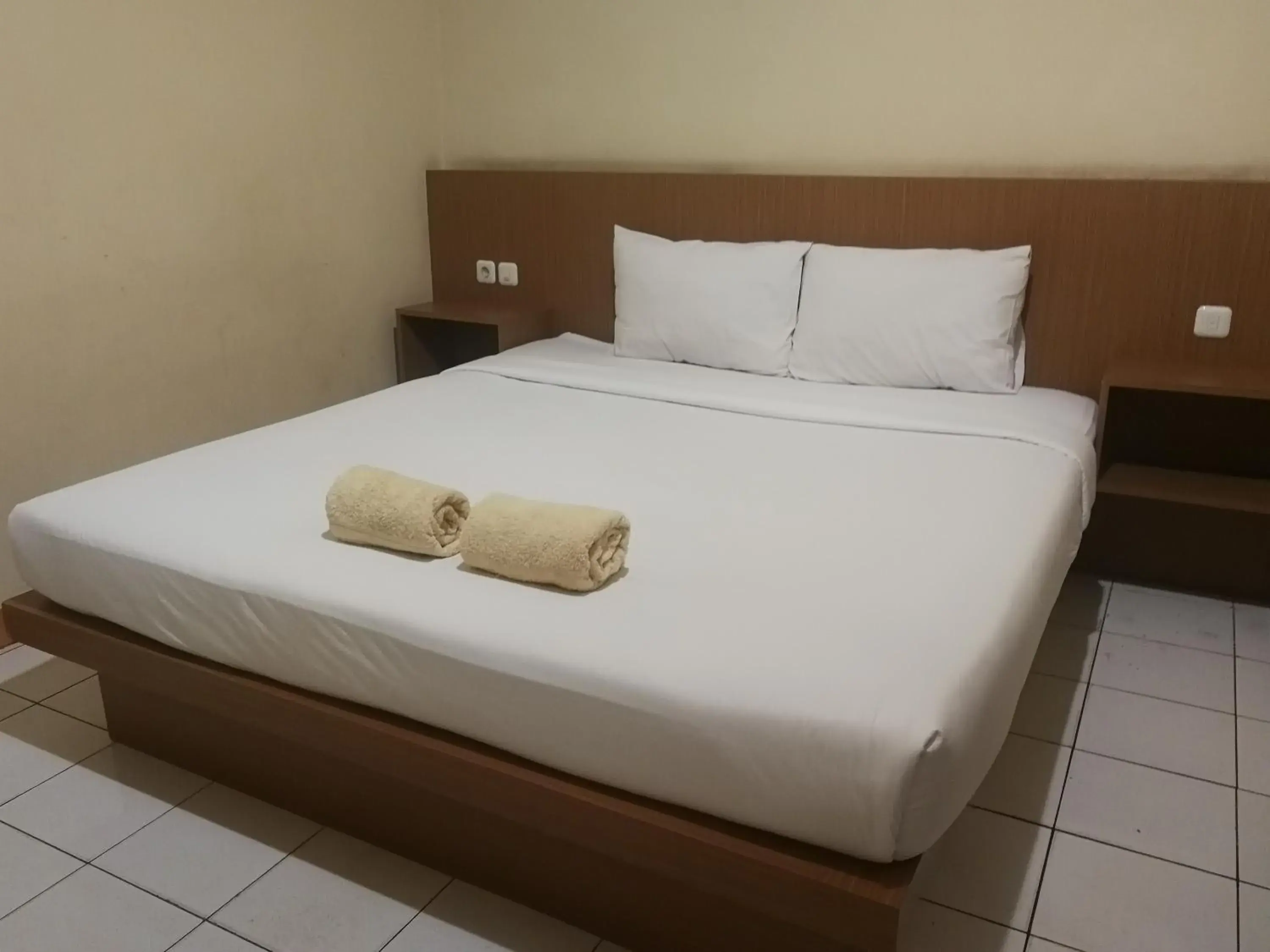 Standard Double Room in Hotel Mayang Sari 2 Standard Double Room in Hotel Mayang Sari 2