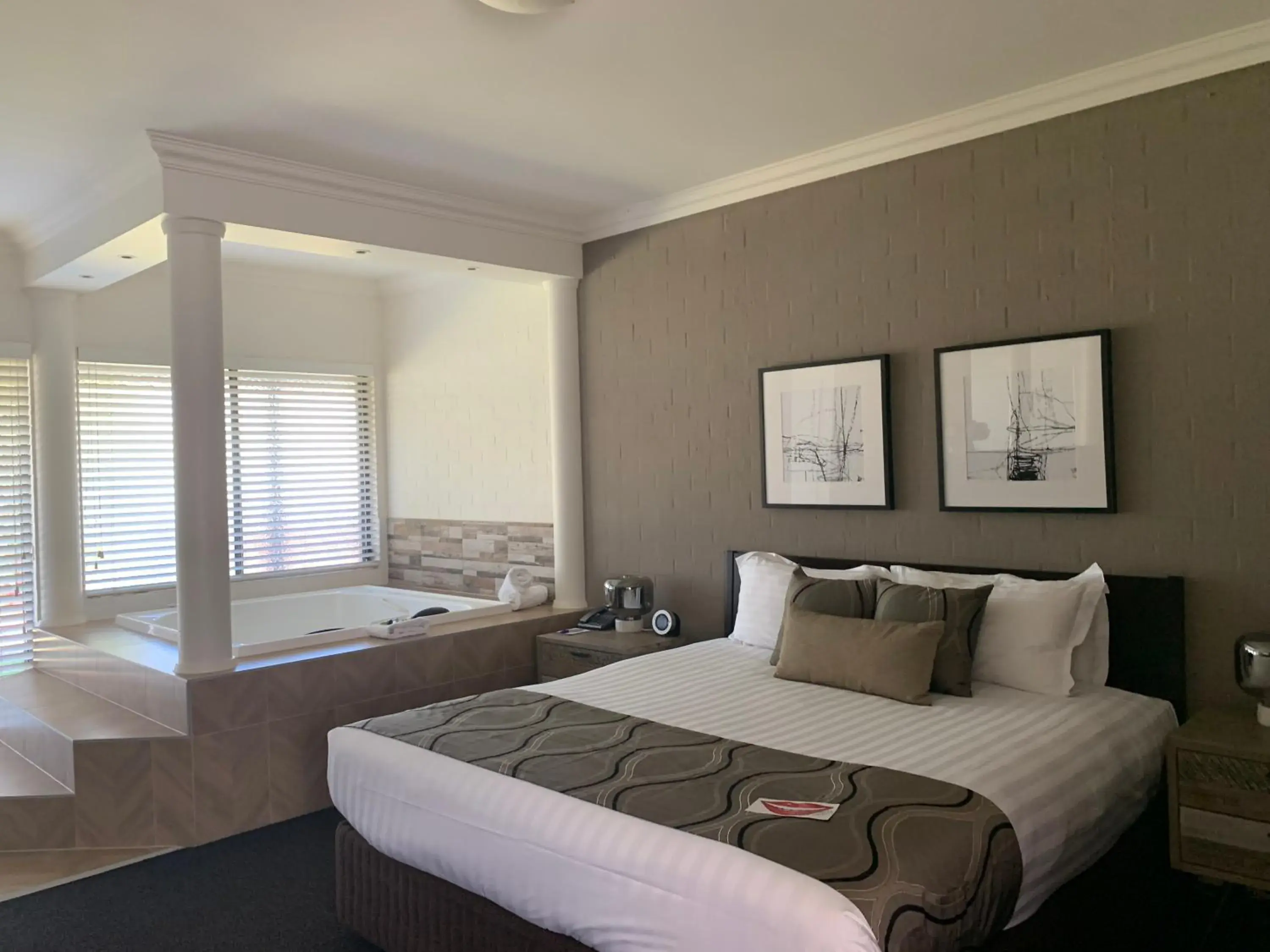 Honeymoon Suite in Blazing Stump Motel & Suites Honeymoon Suite in Blazing Stump Motel & Suites