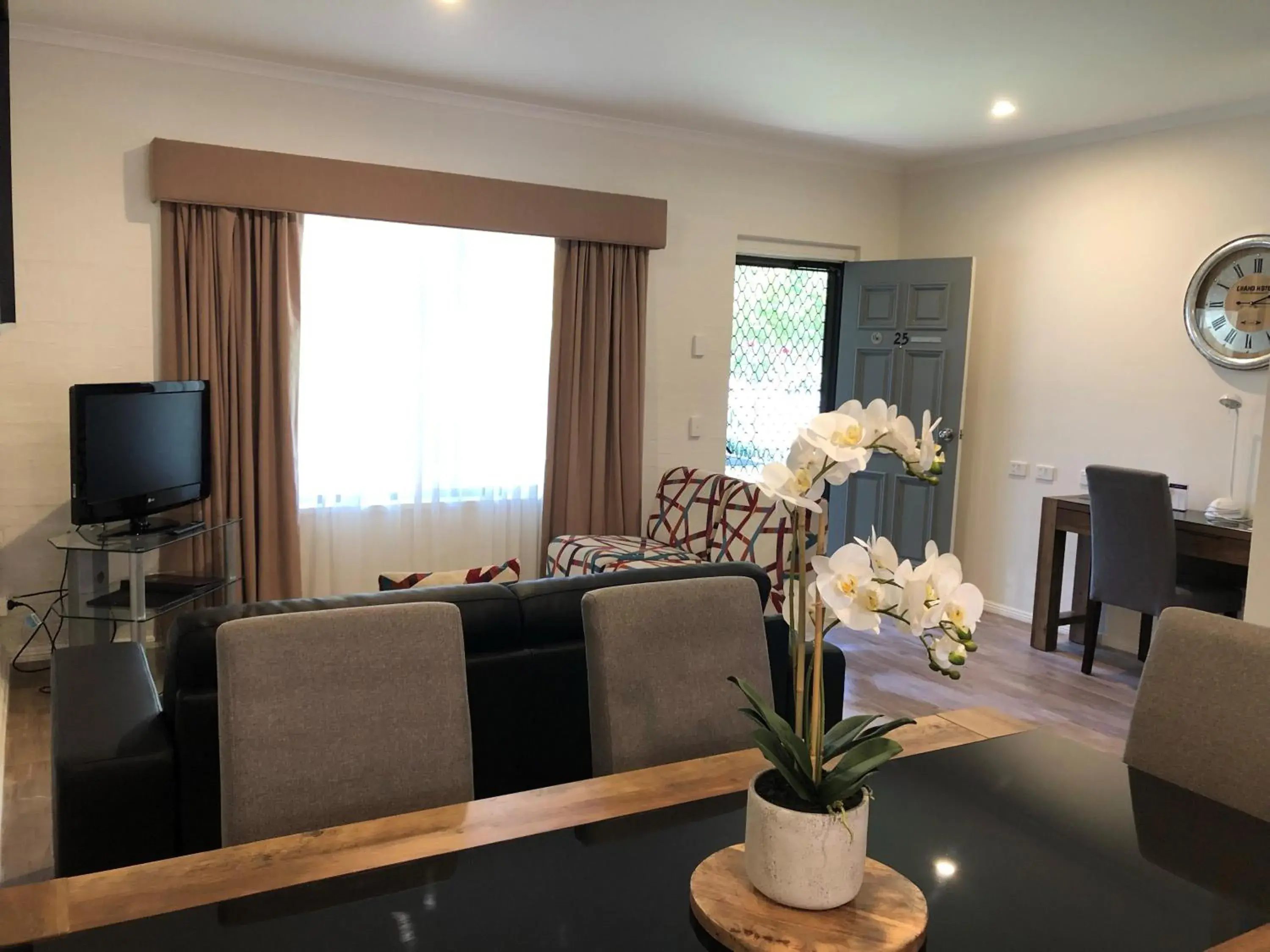 Two-Bedroom Apartment with Courtyard in Blazing Stump Motel & Suites Two-Bedroom Apartment with Courtyard in Blazing Stump Motel & Suites