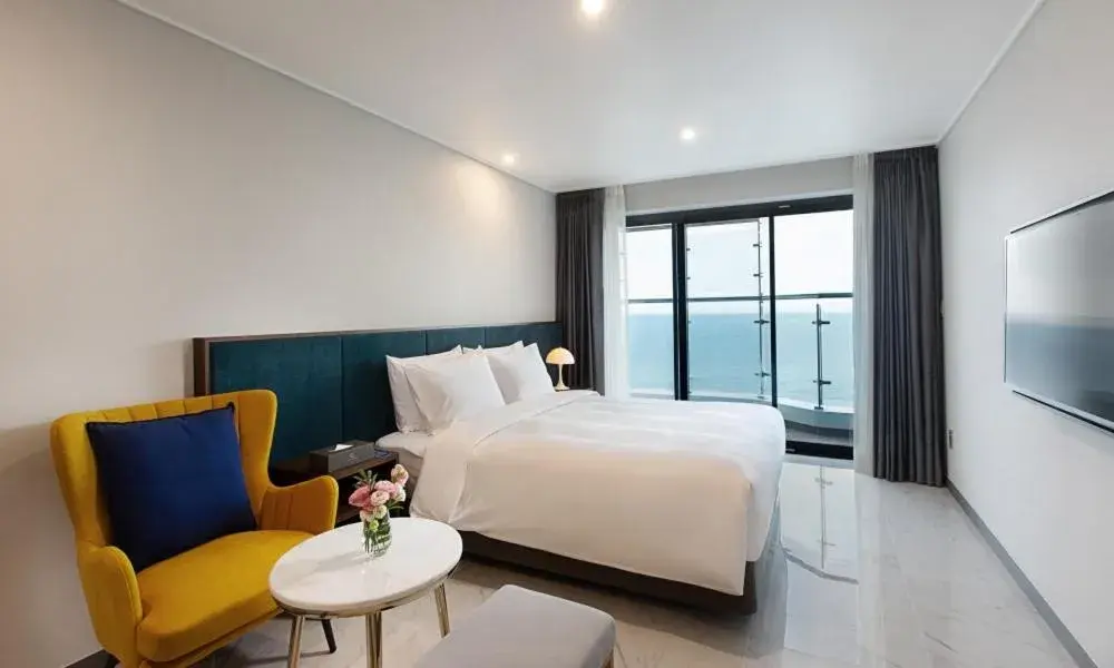 Premier Double Room with Sea View in Busan Yeongmu Parade Hotel Haeundae Beach Premier Double Room with Sea View in Busan Yeongmu Parade Hotel Haeundae Beach