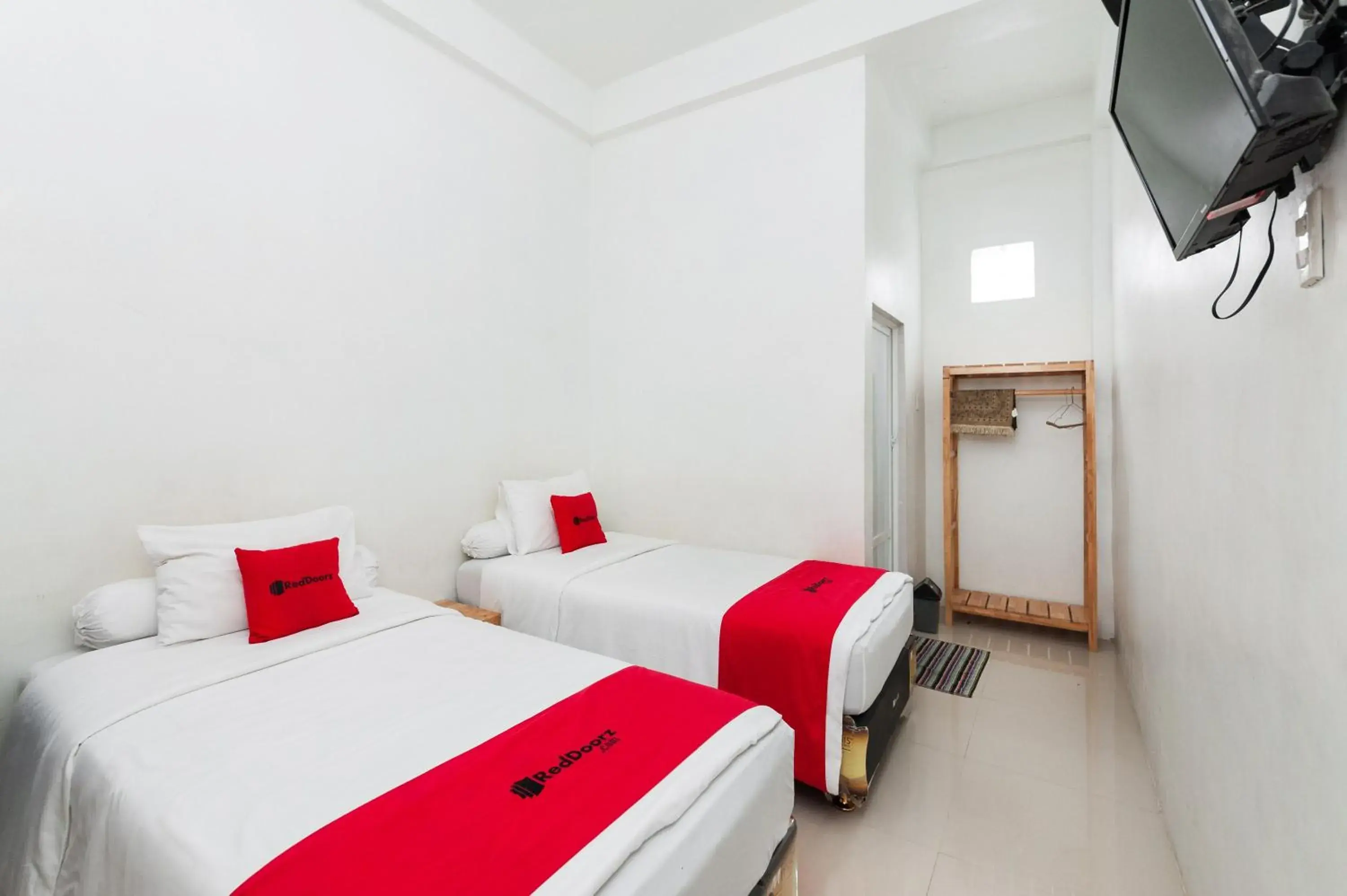 Twin Room in RedDoorz Syariah near RSUD Zainoel Abidin Banda Aceh Twin Room in RedDoorz Syariah near RSUD Zainoel Abidin Banda Aceh