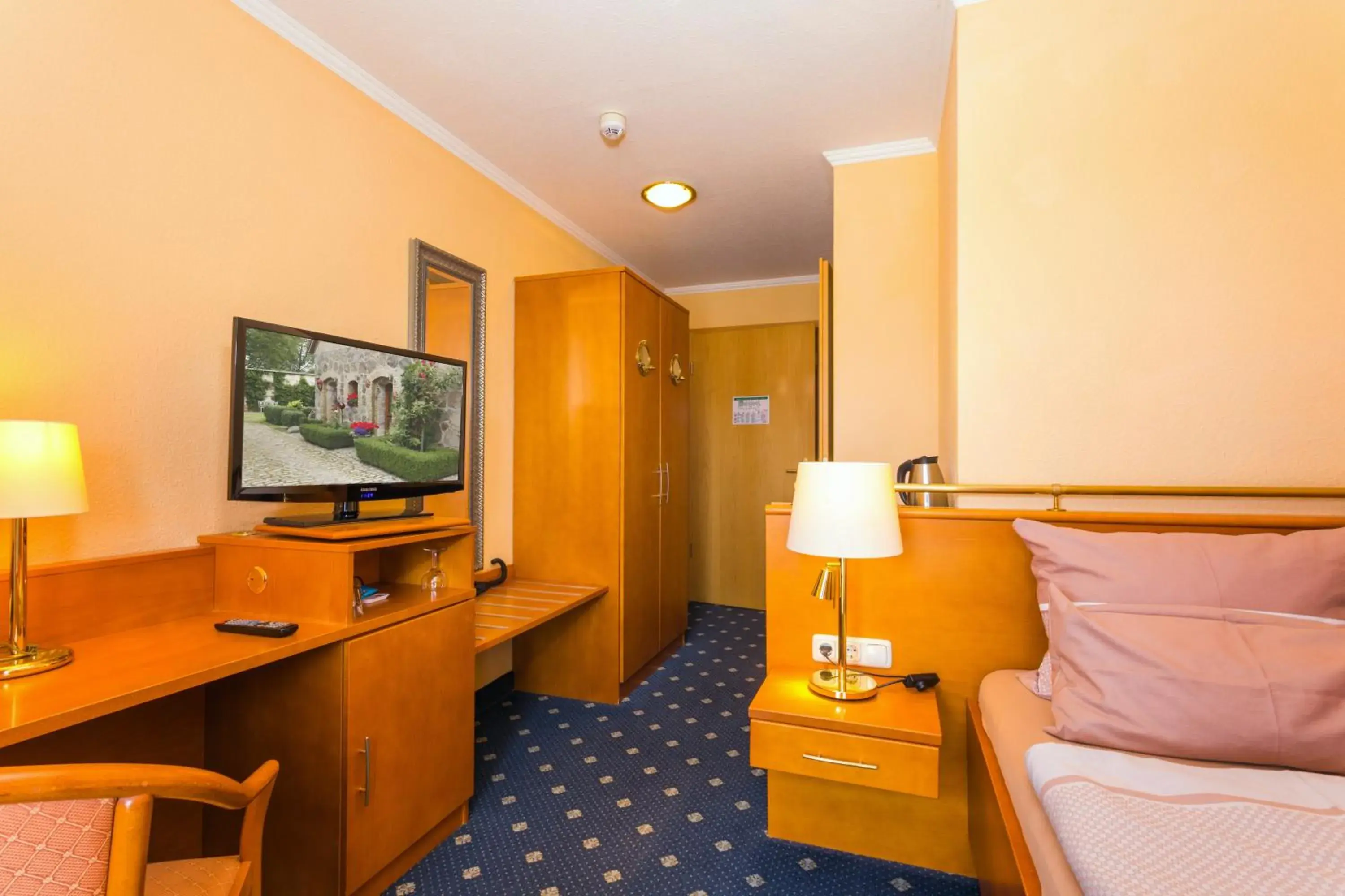 Comfort Single Room in Hotel & Restaurant Hanse Kogge Comfort Single Room in Hotel & Restaurant Hanse Kogge