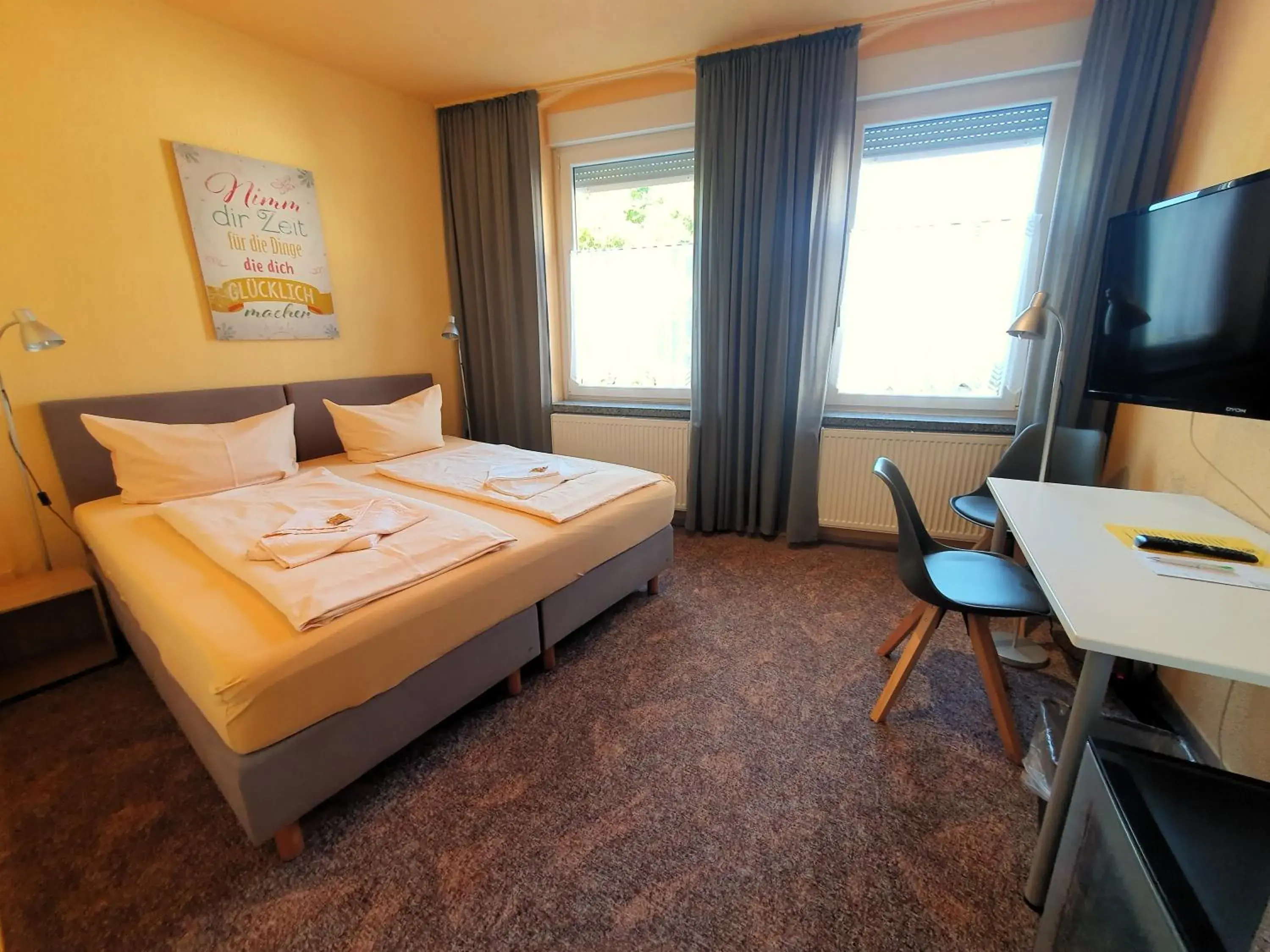 Double Room with shower/toilet - single occupancy in Hotel-Pension Grüne Linde Double Room with shower/toilet - single occupancy in Hotel-Pension Grüne Linde