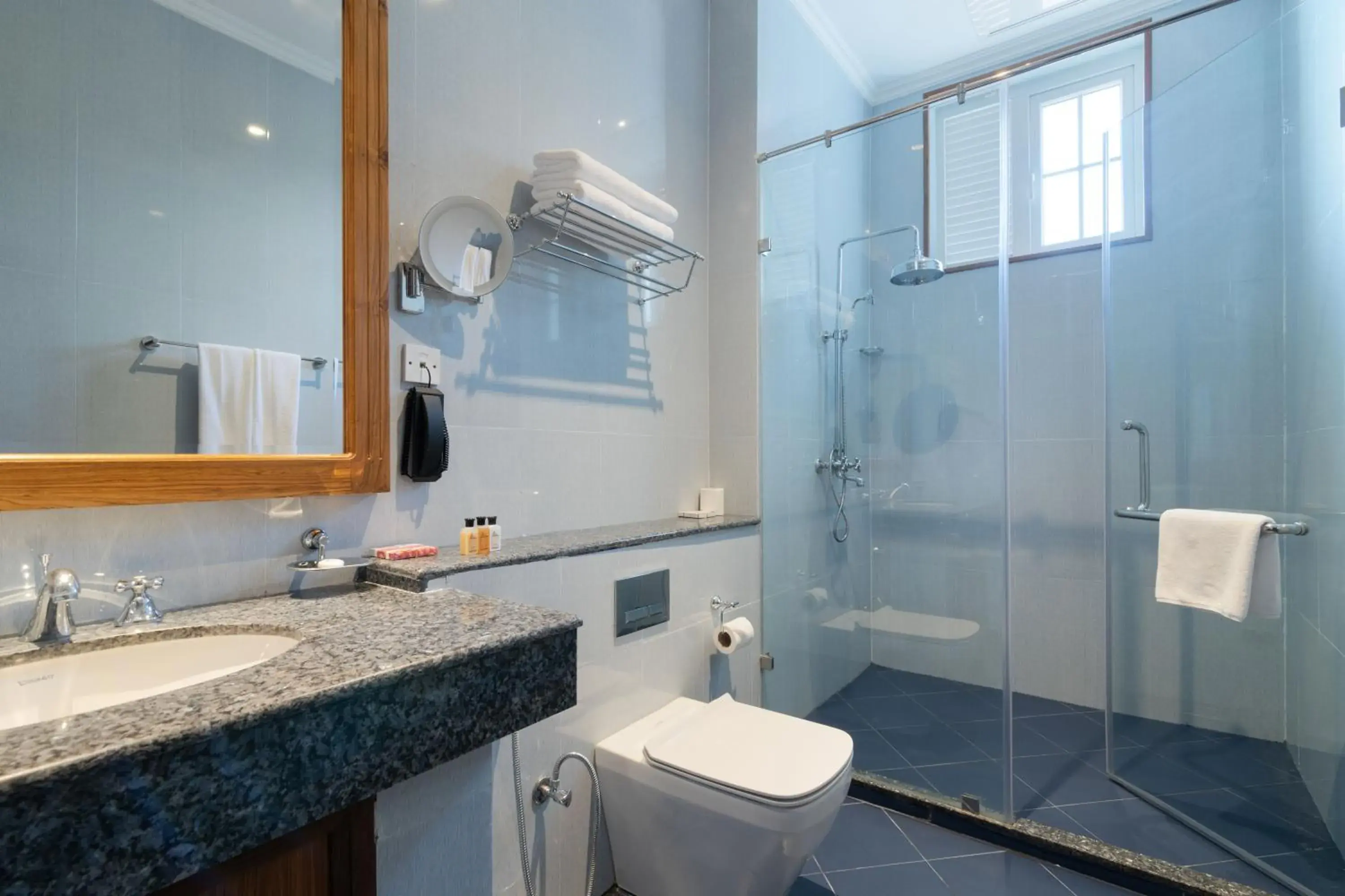 Deluxe Double Room in Araliya Red - Budget friendly Hotel- Where you find stunning 360 panoramic view of Nuwara Eliya Deluxe Double Room in Araliya Red - Budget friendly Hotel- Where you find stunning 360 panoramic view of Nuwara Eliya