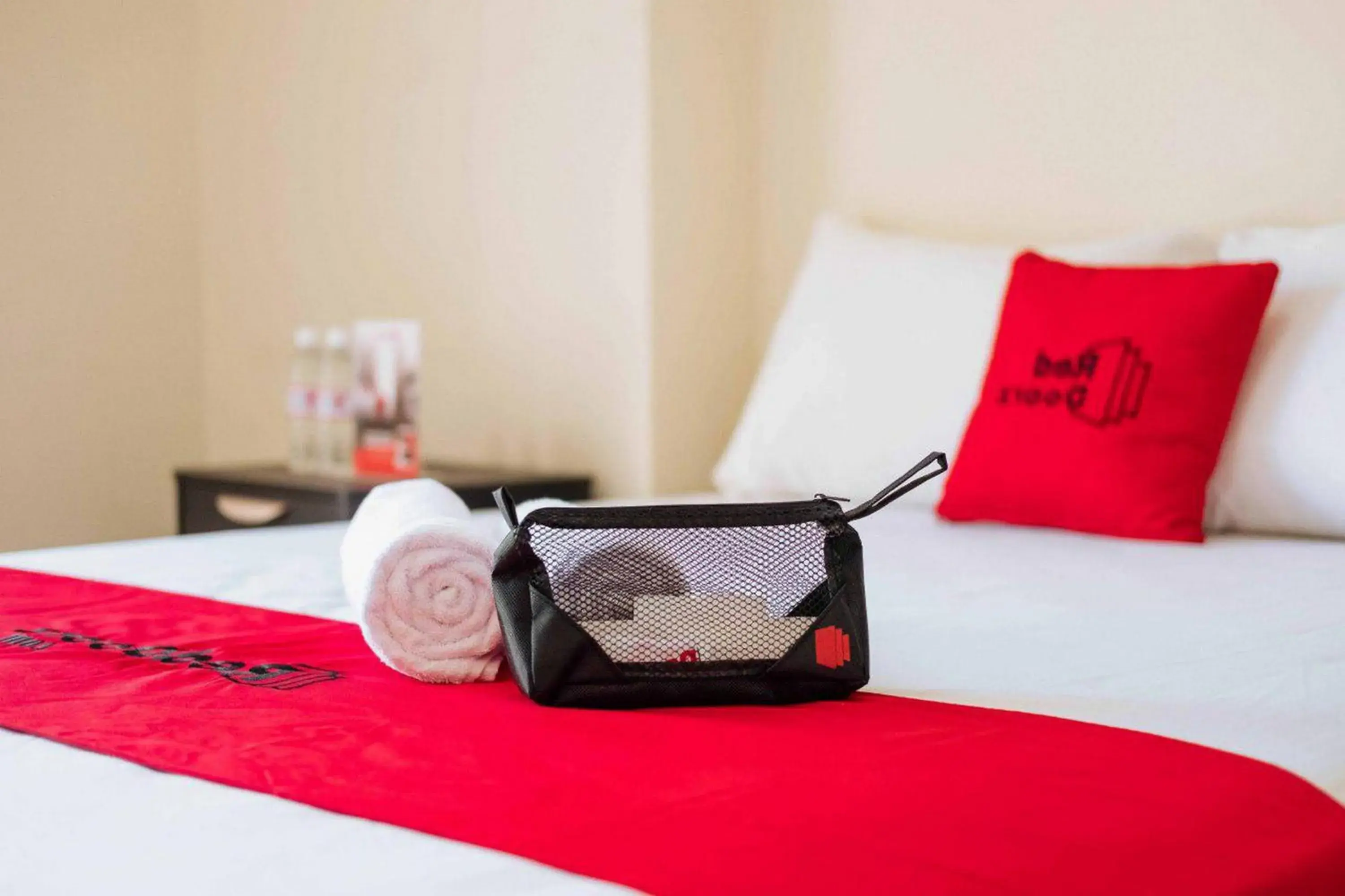 Double Room in RedDoorz Syariah @ Hotel Kencana Tasikmalaya Double Room in RedDoorz Syariah @ Hotel Kencana Tasikmalaya