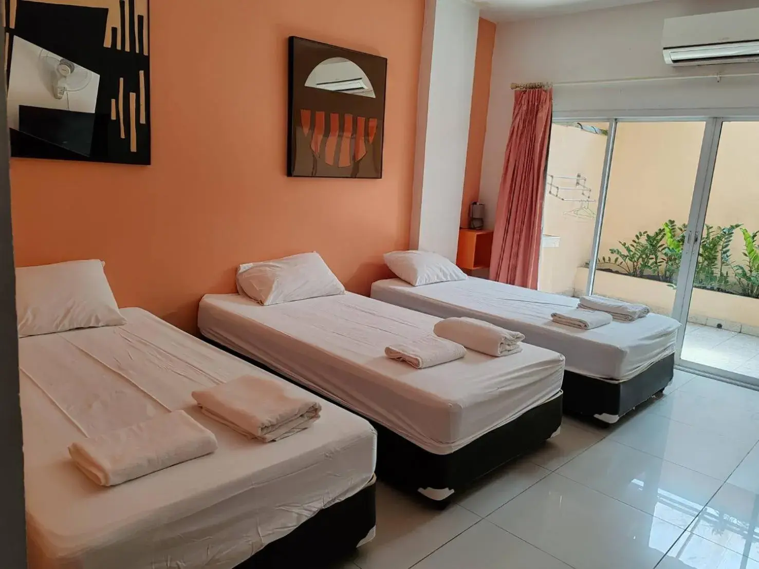 Comfort Triple Room with Shower in Jomtien Hostel Comfort Triple Room with Shower in Jomtien Hostel