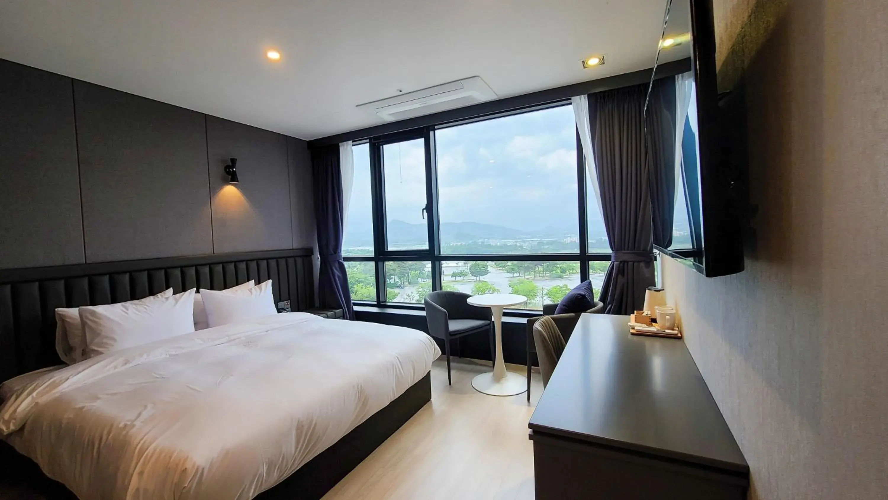 Deluxe Double Room with Bath in Hotel Ohevday Deluxe Double Room with Bath in Hotel Ohevday