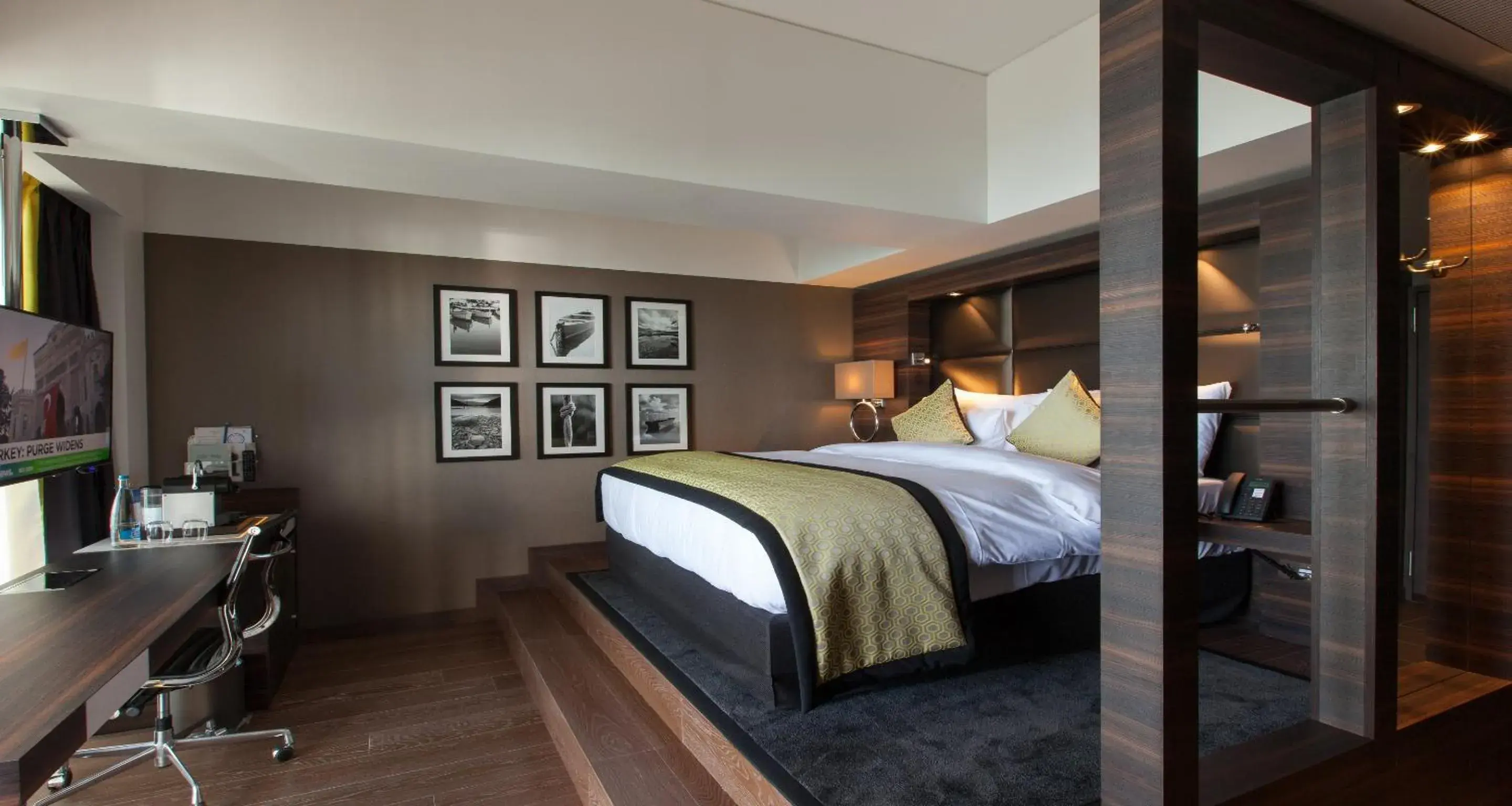 Executive Room with Terrace and Lake view in Hotel Beaulac Executive Room with Terrace and Lake view in Hotel Beaulac