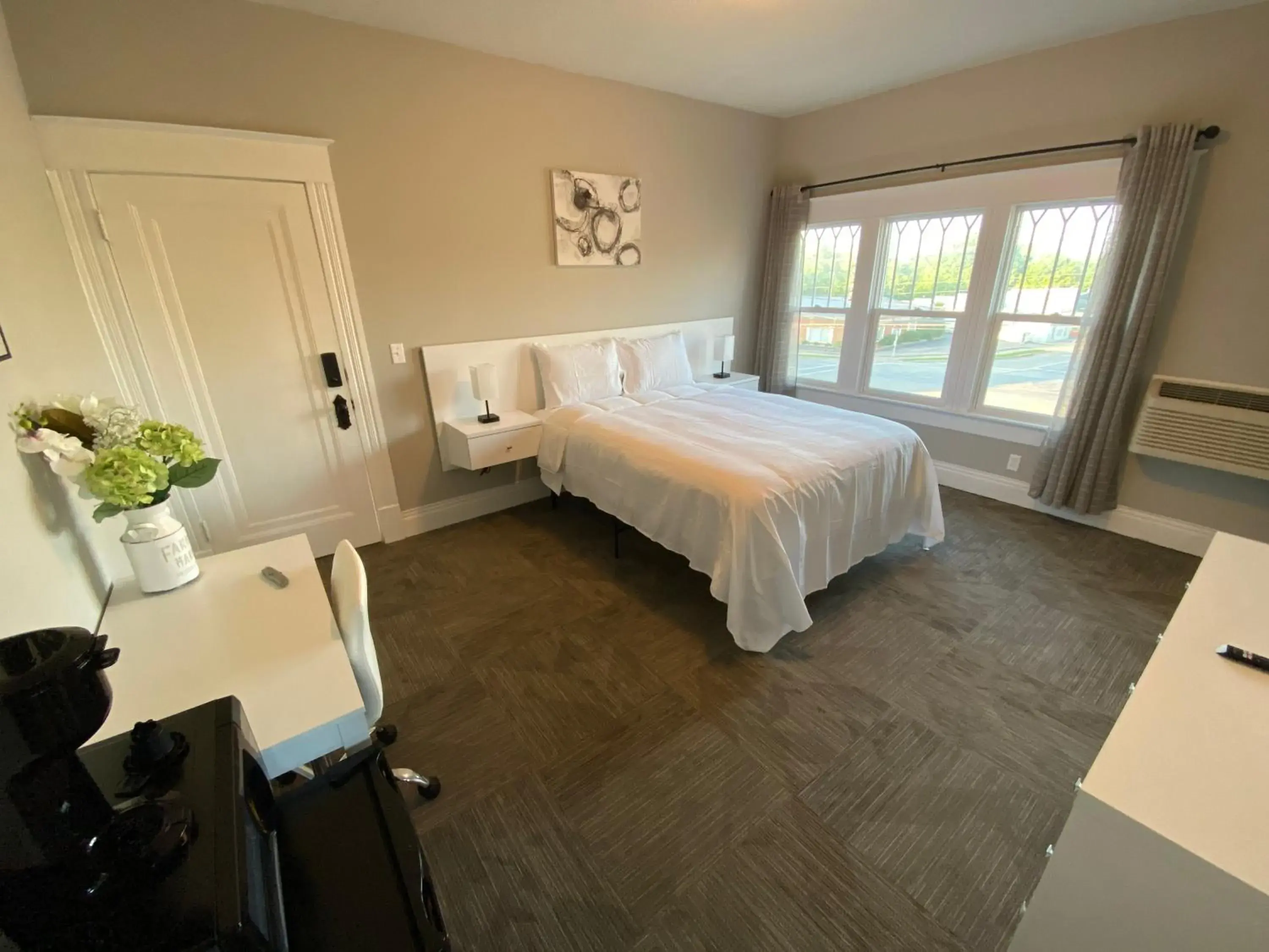 Deluxe Queen Room in Twin Lakes Creamery, Grill & Inn Deluxe Queen Room in Twin Lakes Creamery, Grill & Inn