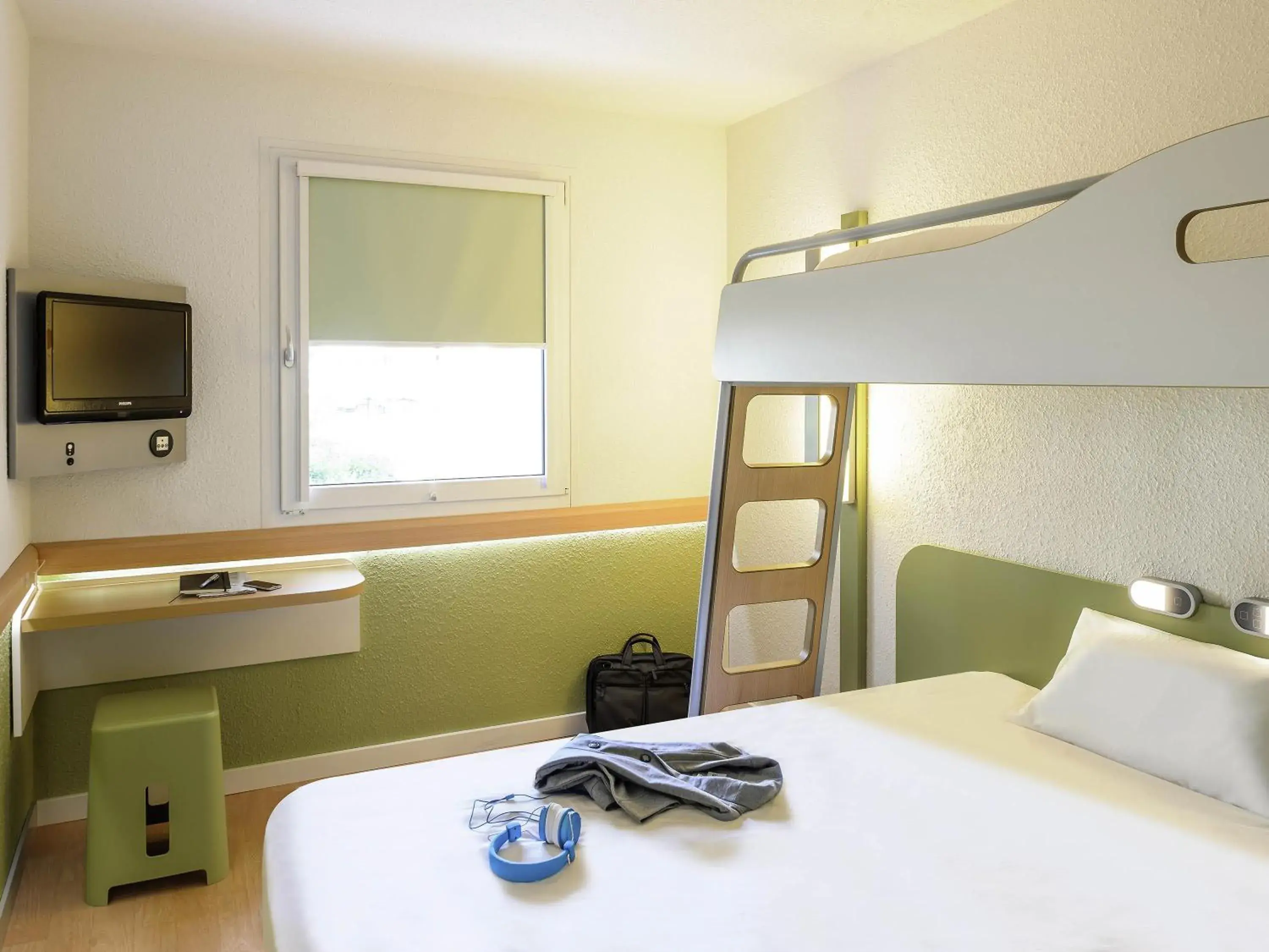 Triple Room with One Double Bed and One Bunk Bed in ibis budget Montceau les Mines Triple Room with One Double Bed and One Bunk Bed in ibis budget Montceau les Mines