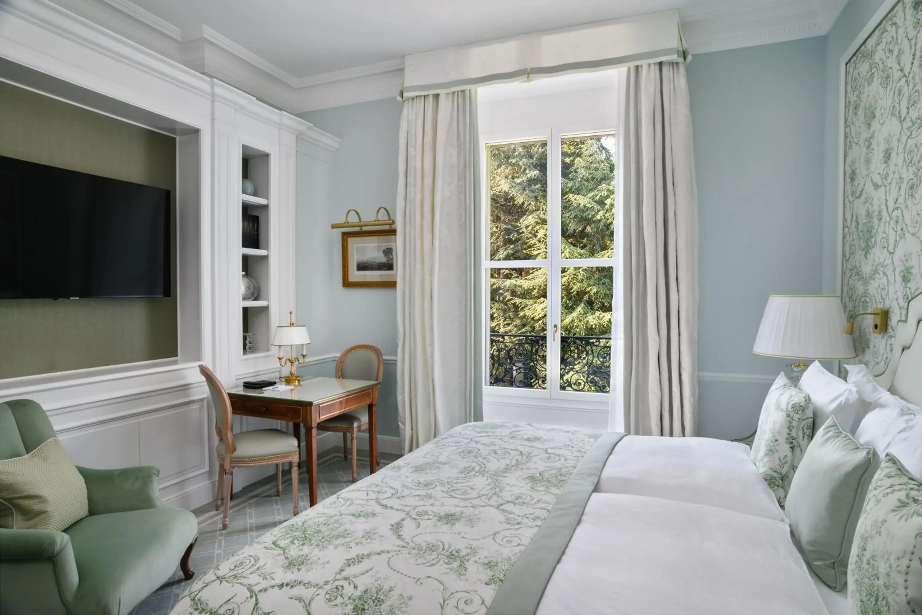 Superior Double Room with Garden and City Views in Beau-Rivage Palace Superior Double Room with Garden and City Views in Beau-Rivage Palace