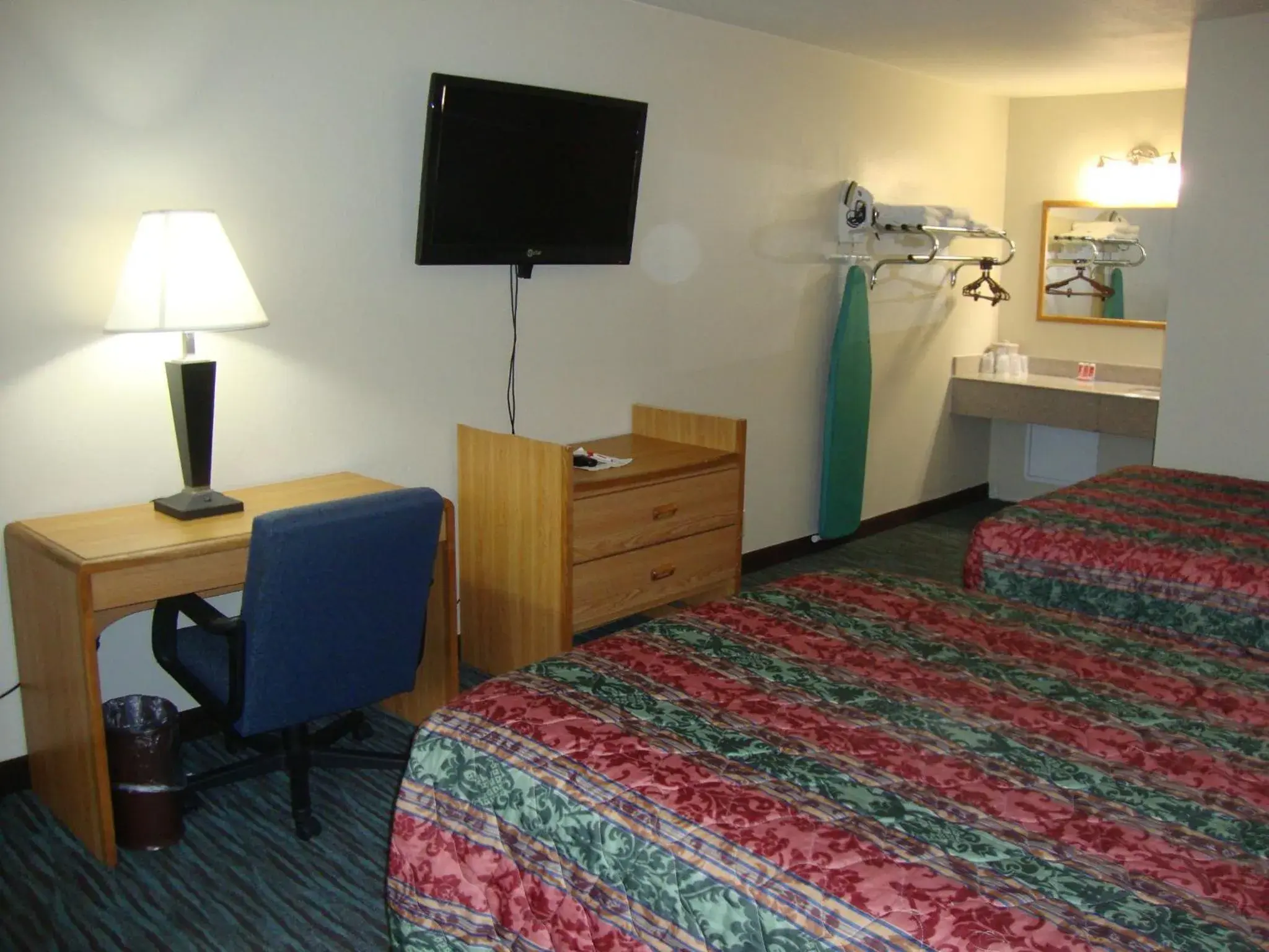 Double Room with Two Double Beds - Smoking in Econo Lodge Inn & Suites Jackson Northwest Double Room with Two Double Beds - Smoking in Econo Lodge Inn & Suites Jackson Northwest