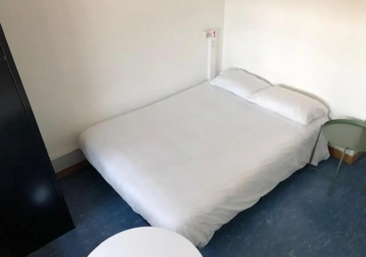 Double Room with Bathroom - single occupancy in Auberge de Jeunesse HI Paris Yves Robert Double Room with Bathroom - single occupancy in Auberge de Jeunesse HI Paris Yves Robert