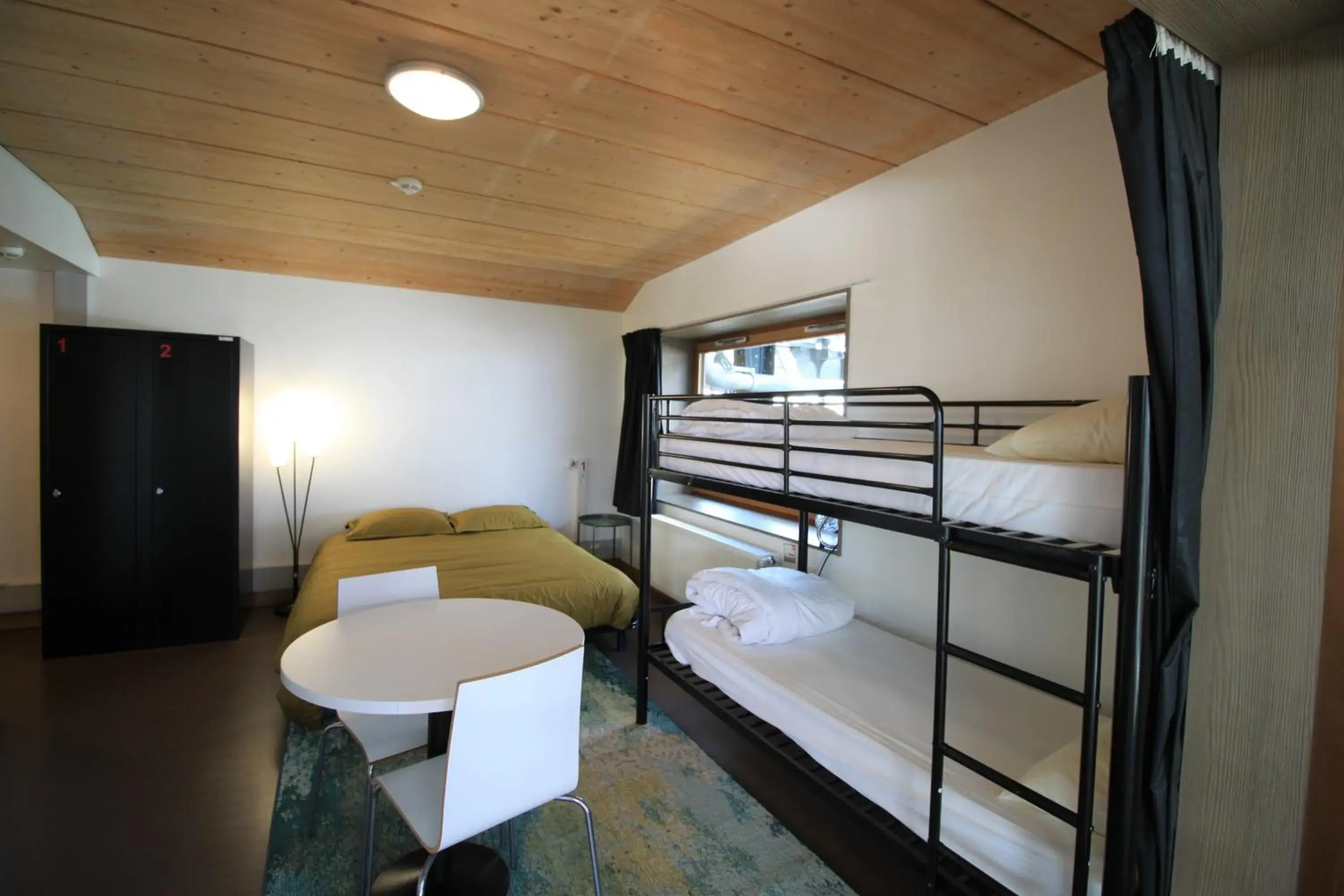 Quadruple Room with Shower - single occupancy in Auberge de Jeunesse HI Paris Yves Robert Quadruple Room with Shower - single occupancy in Auberge de Jeunesse HI Paris Yves Robert