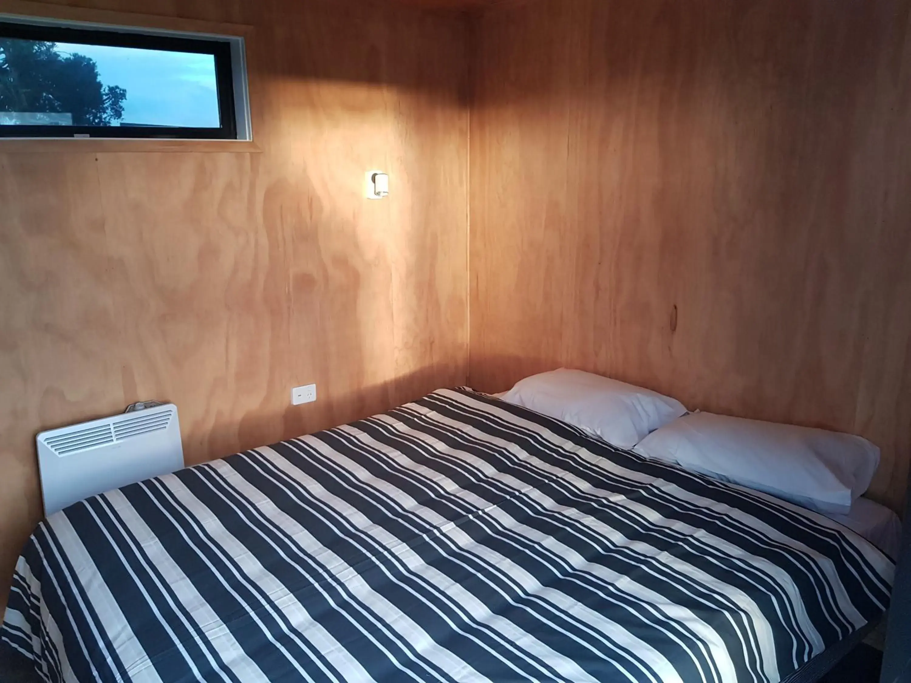 Queen Room with Shared Bathroom in Waitomo Homestead Cabins Queen Room with Shared Bathroom in Waitomo Homestead Cabins