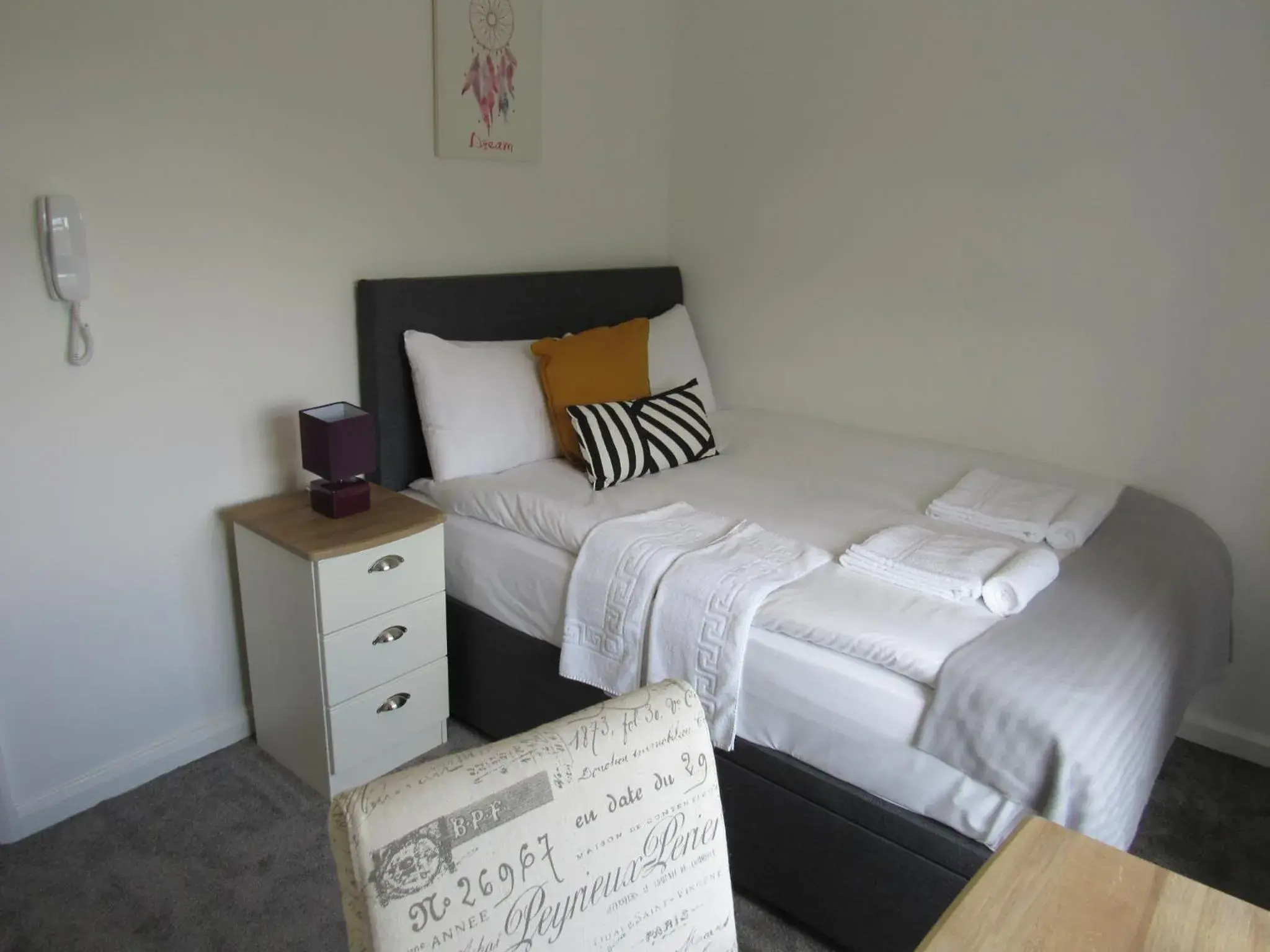 En-Suite Junior Double Room in The Cambridge Suites - Tas Accommodations En-Suite Junior Double Room in The Cambridge Suites - Tas Accommodations