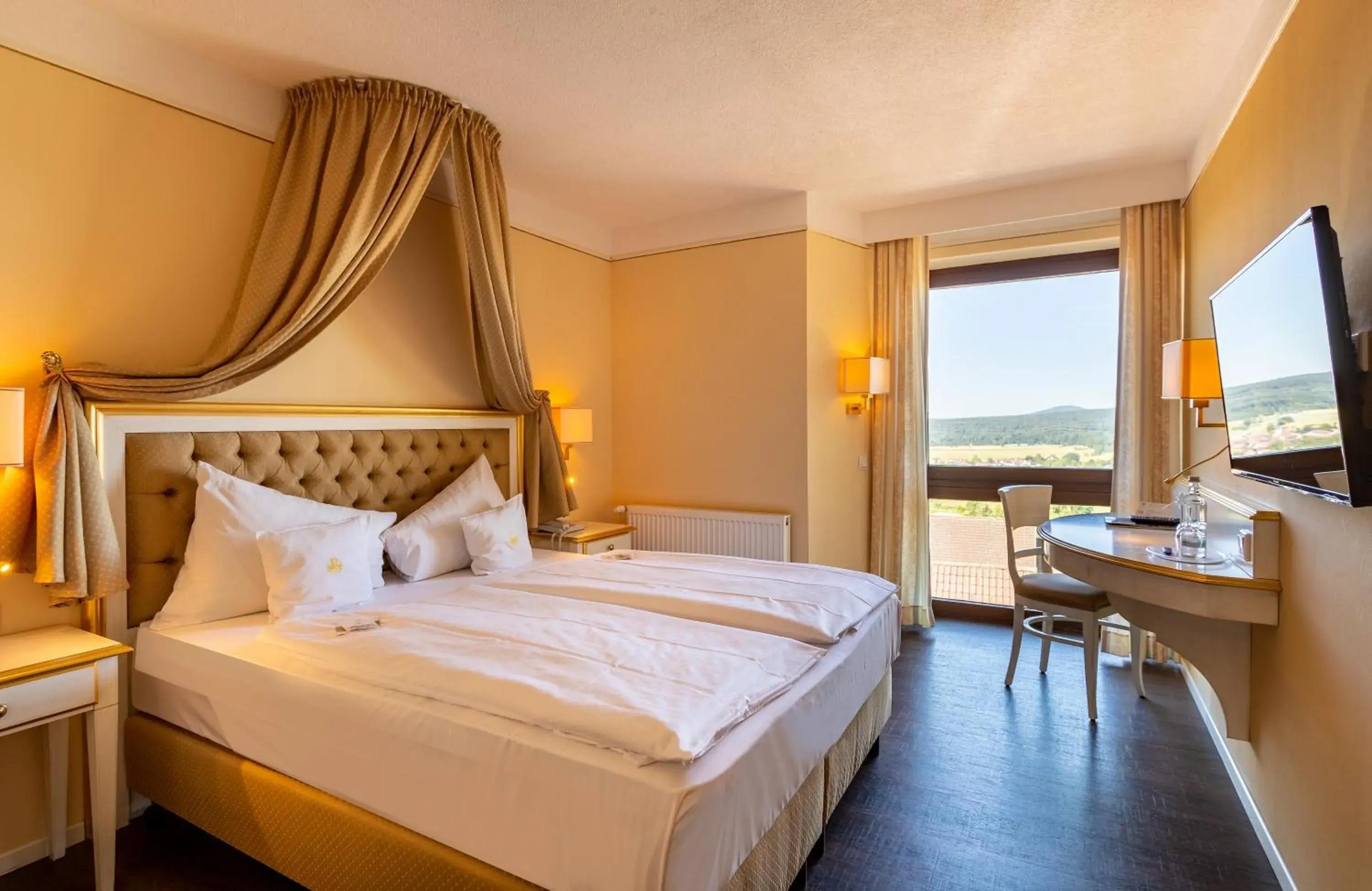 Small Double Room in Burghotel Staufenberg Small Double Room in Burghotel Staufenberg