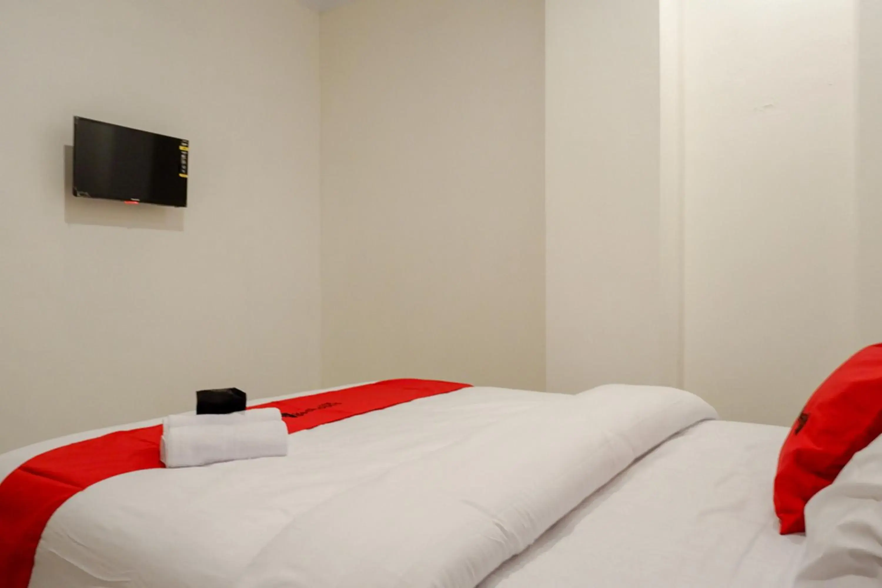 Double Room in RedDoorz @ Jalan Wonosari KM.9 Double Room in RedDoorz @ Jalan Wonosari KM.9