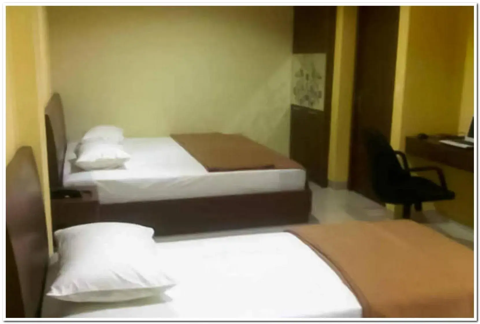 Deluxe Twin Room in The Nancy's Homestay Pekanbaru Mitra RedDoorz Deluxe Twin Room in The Nancy's Homestay Pekanbaru Mitra RedDoorz