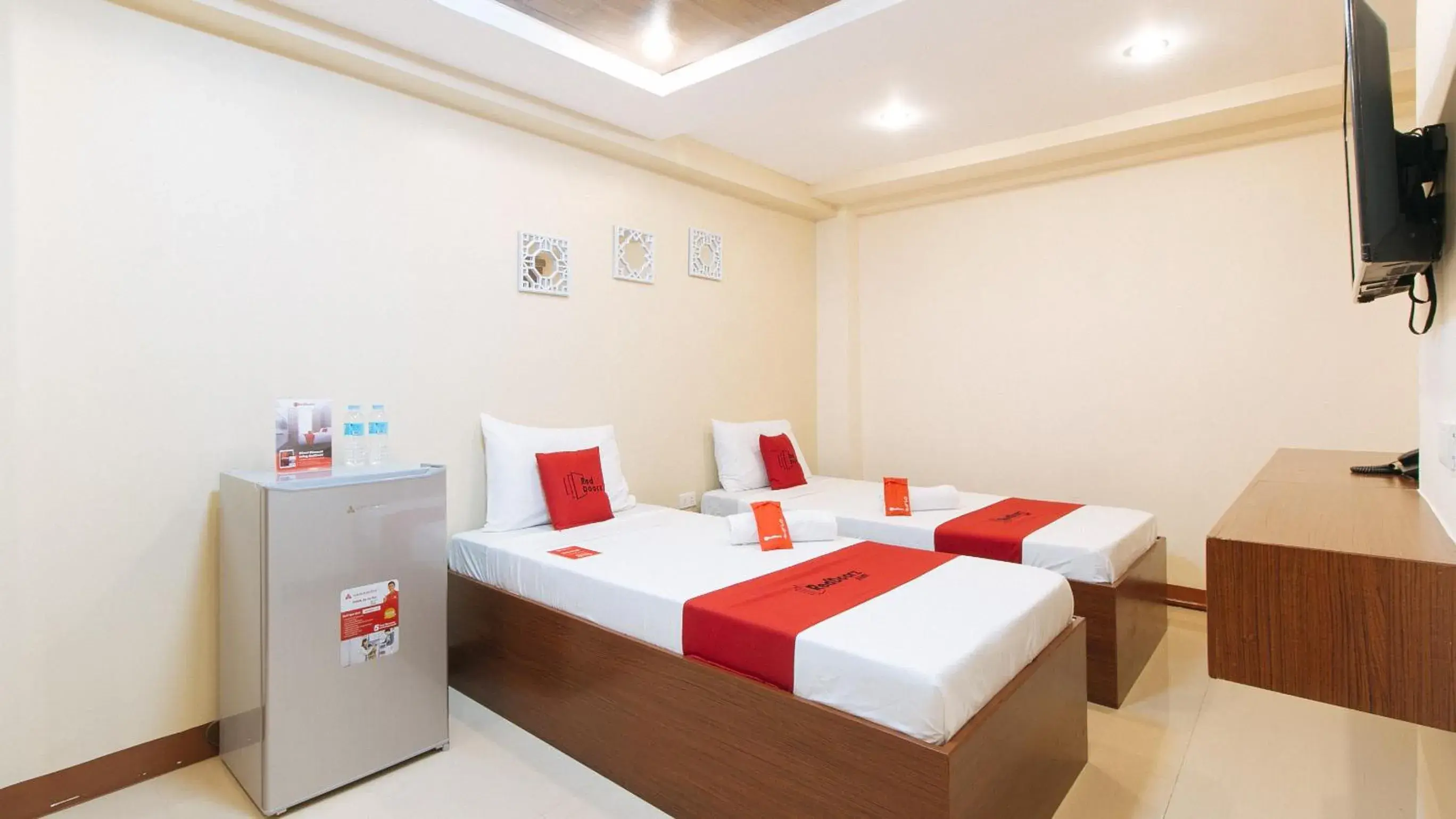 Deluxe Twin Room in RedDoorz Plus near Uptown BGC Mall Deluxe Twin Room in RedDoorz Plus near Uptown BGC Mall