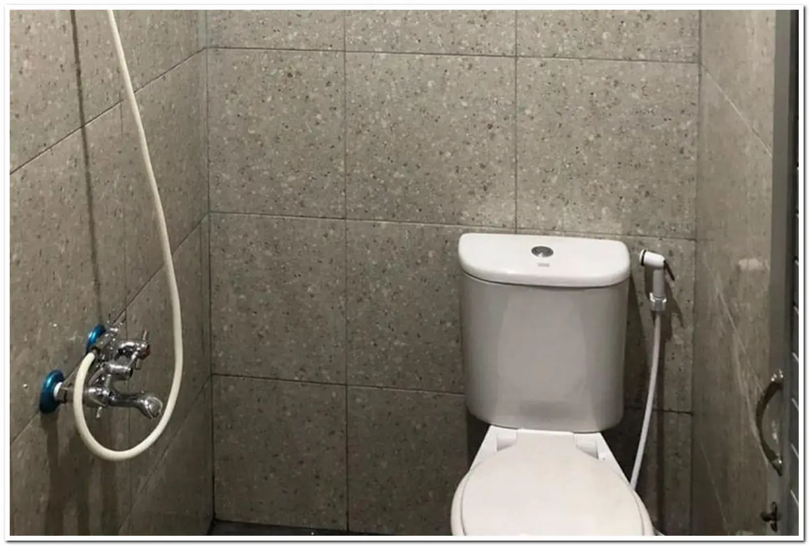 Twin Room in RedDoorz near RS Adam Malik Medan 2 Twin Room in RedDoorz near RS Adam Malik Medan 2