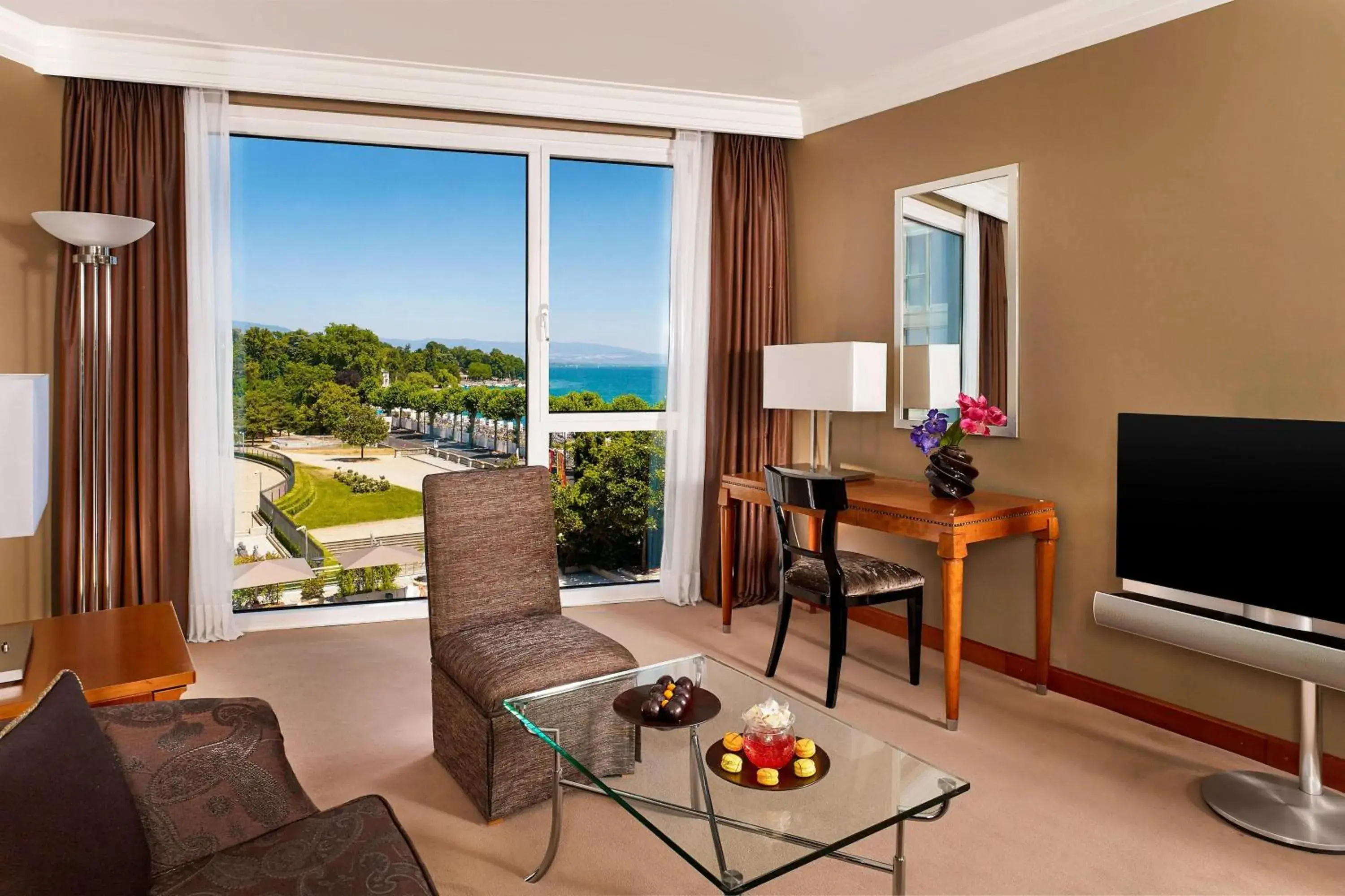 Large Junior King Suite with Lake View in Hotel President Wilson, a Luxury Collection Hotel, Geneva Large Junior King Suite with Lake View in Hotel President Wilson, a Luxury Collection Hotel, Geneva