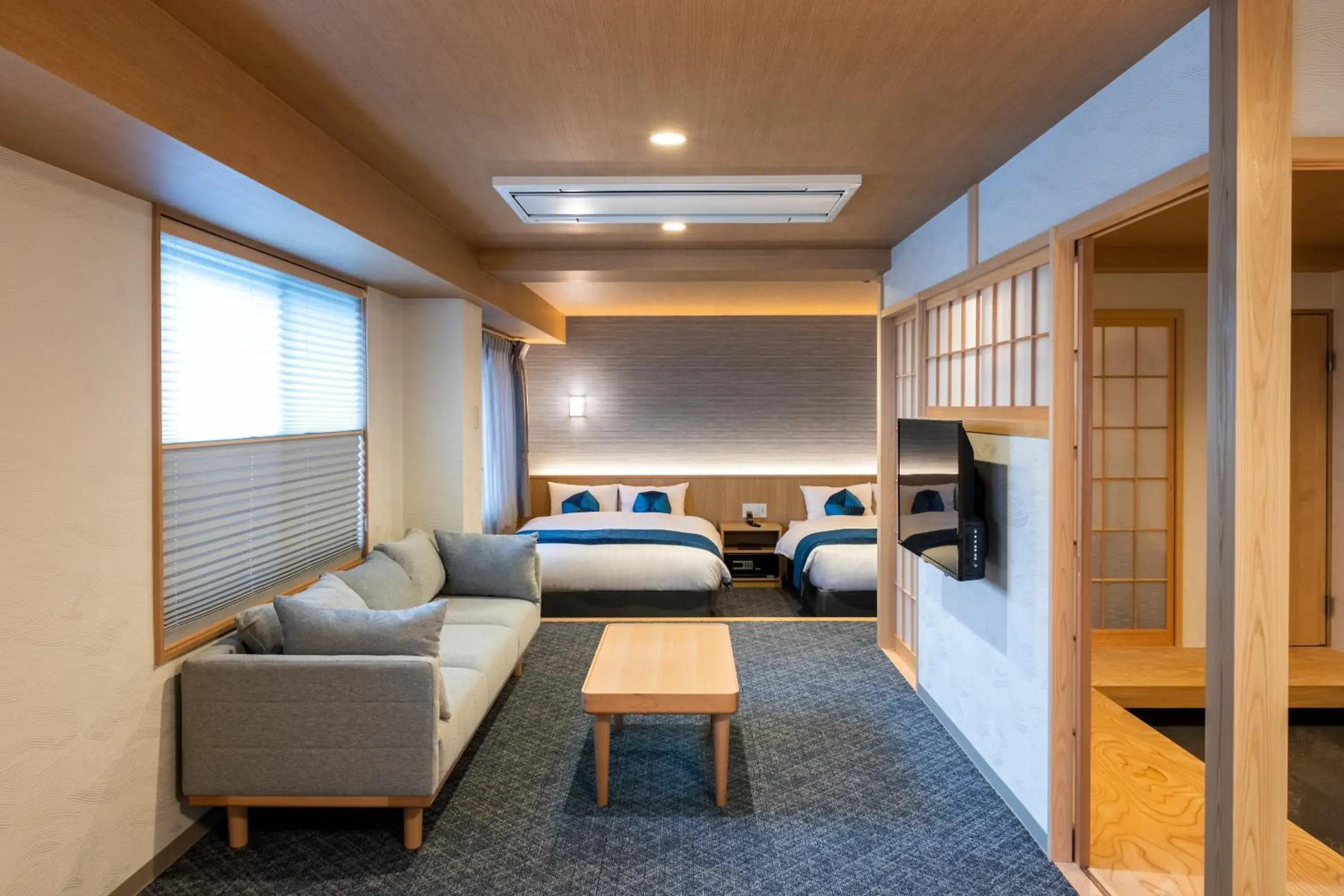 Standard Suite in Rinn Niomon Standard Suite in Rinn Niomon