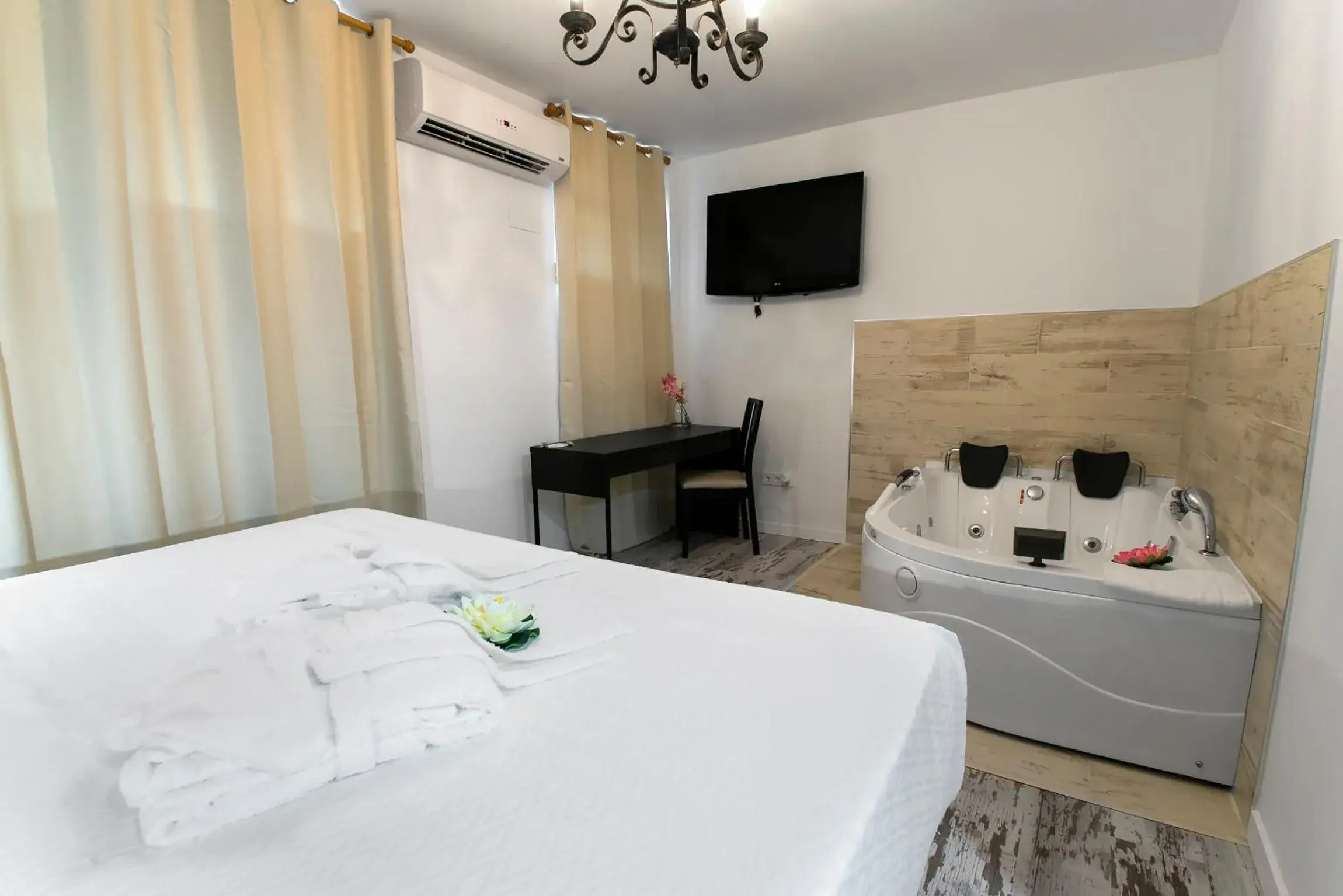 Suite with King Bed and big jacuzzi in Habitaciones Premium Finca la Casona Suite with King Bed and big jacuzzi in Habitaciones Premium Finca la Casona