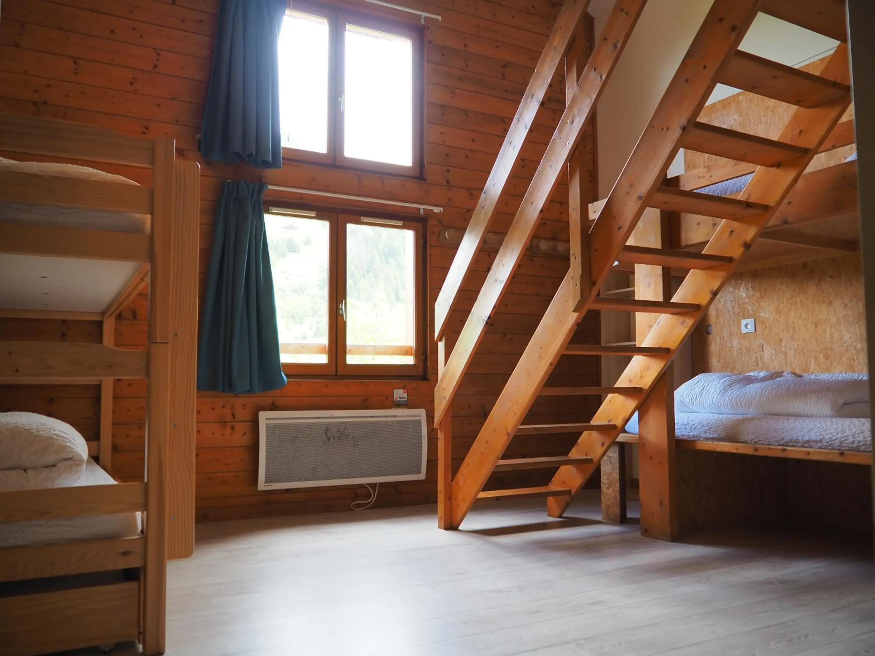 Bed in 8-Bed Mixed Dormitory Room in Auberge de Jeunesse HI La Clusaz Bed in 8-Bed Mixed Dormitory Room in Auberge de Jeunesse HI La Clusaz