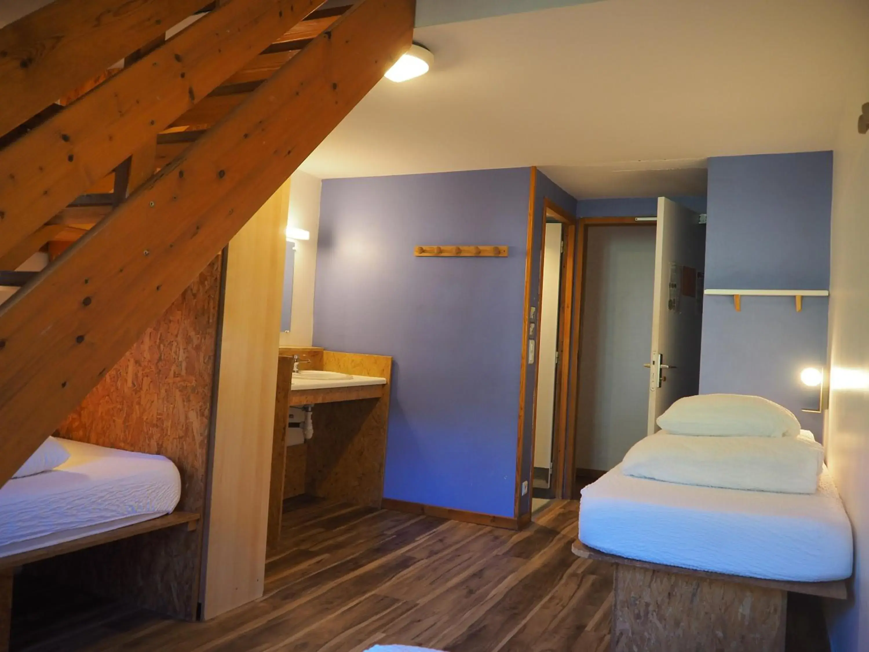 6-Bed Room with Shower - single occupancy in Auberge de Jeunesse HI La Clusaz 6-Bed Room with Shower - single occupancy in Auberge de Jeunesse HI La Clusaz