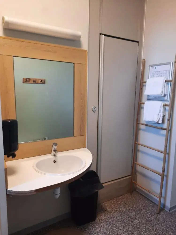 Twin Room in Auberge de Jeunesse de Tournai Twin Room in Auberge de Jeunesse de Tournai