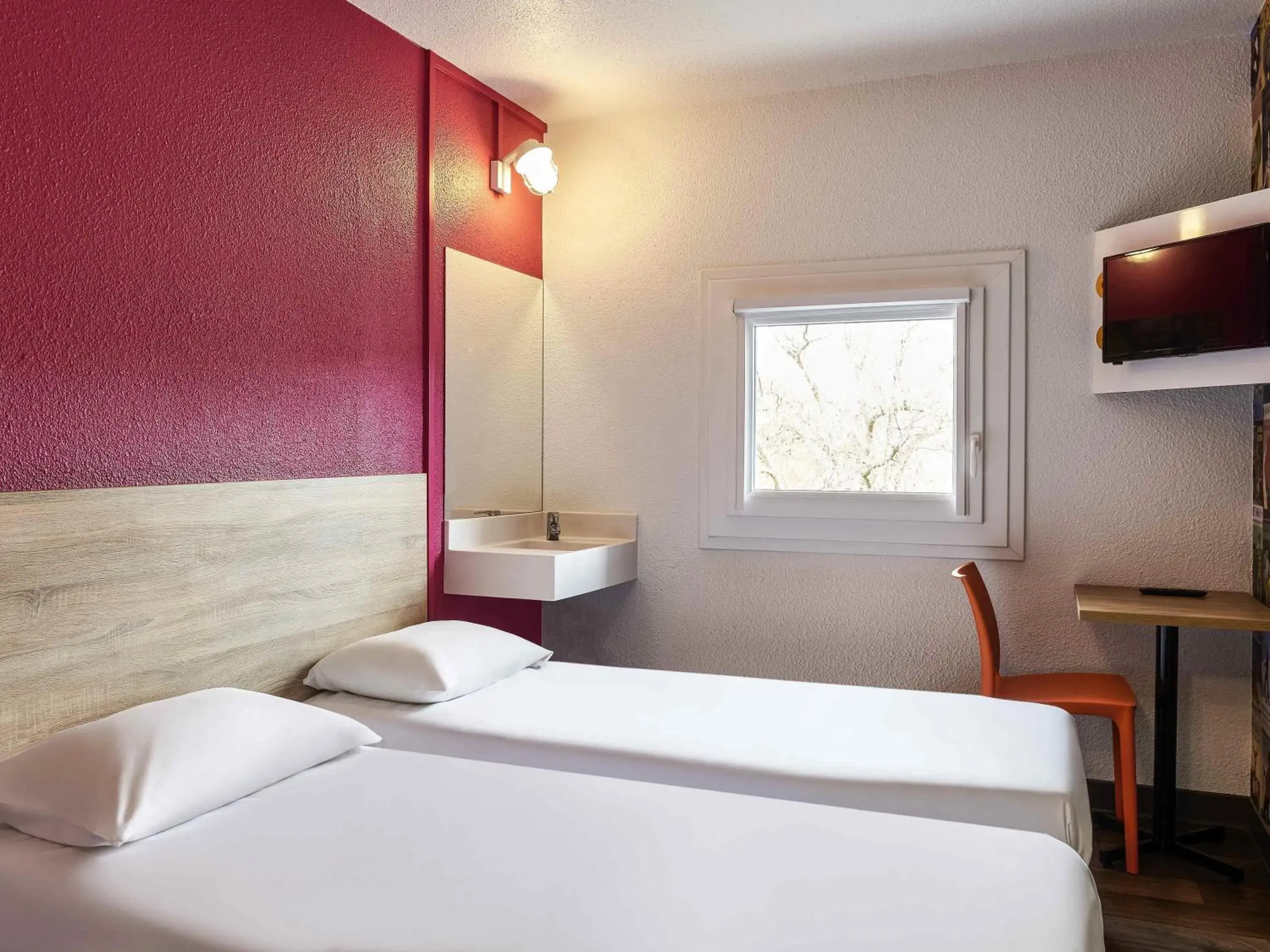 Side-Car Room (2 Adults) in hotelF1 Beauvais Side-Car Room (2 Adults) in hotelF1 Beauvais