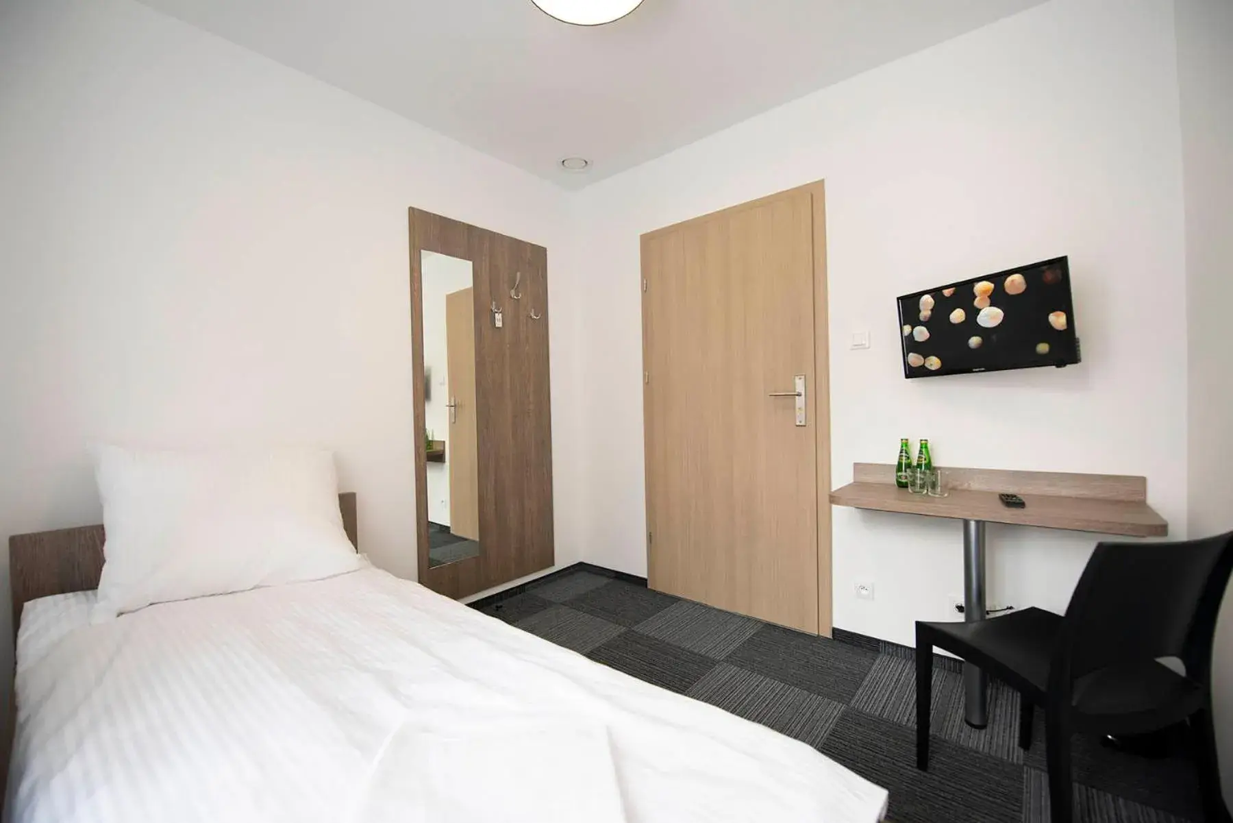 Single Room with Shared Bathroom - single occupancy in Hostel SMS FREE PARKING Single Room with Shared Bathroom - single occupancy in Hostel SMS FREE PARKING