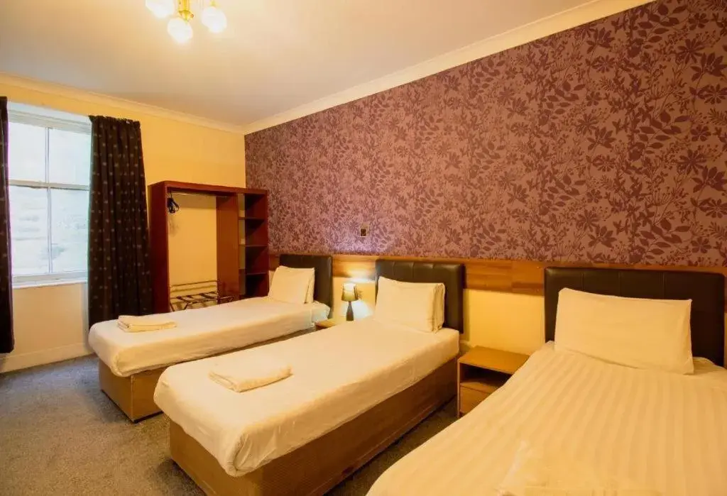 Standard Triple Room in The Ben Mhor Hotel, Bar & Restaurant Standard Triple Room in The Ben Mhor Hotel, Bar & Restaurant