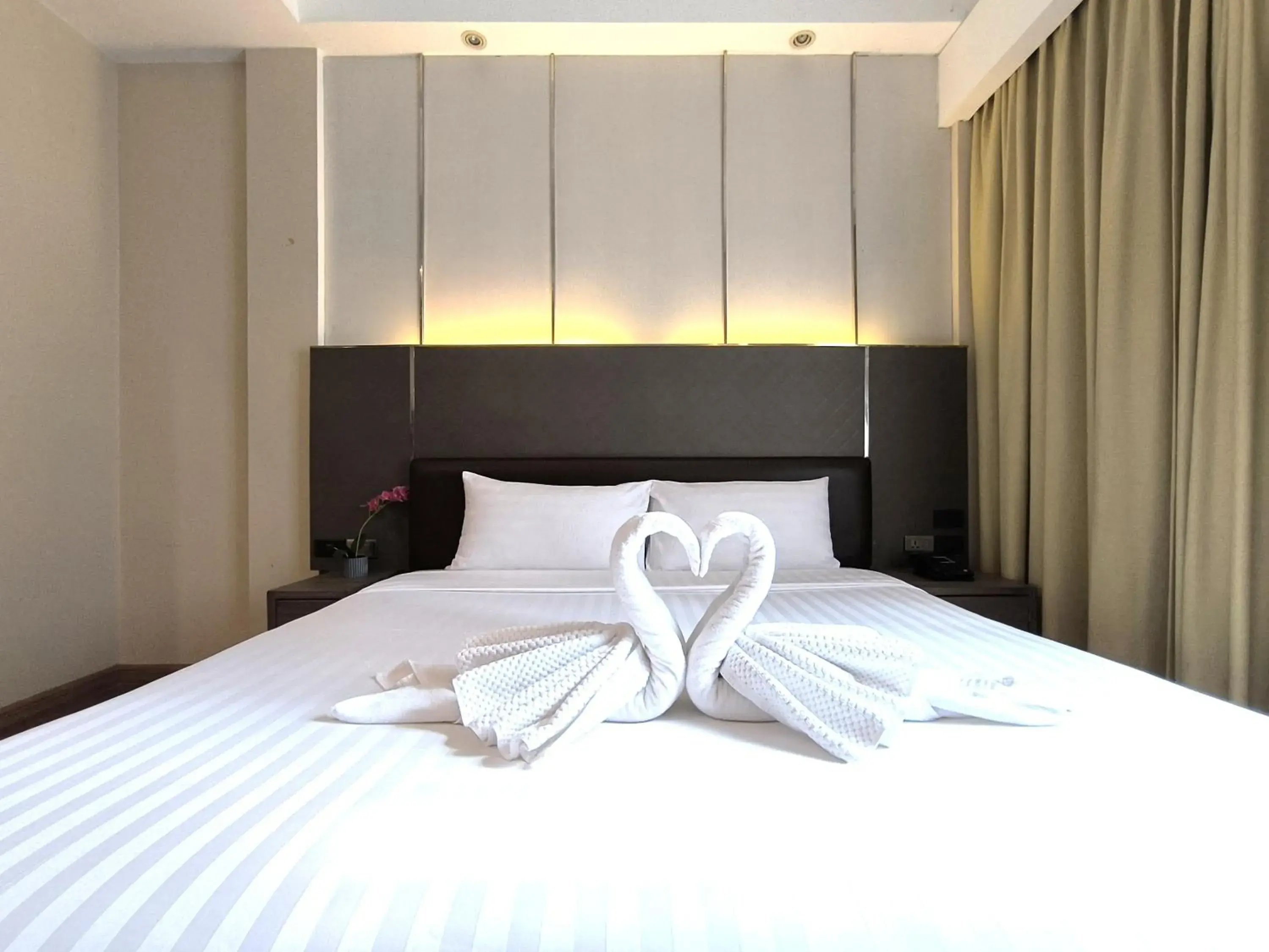 Deluxe Double Room in Citin Sukhumvit 11 Nana Bangkok by Compass Hospitality Deluxe Double Room in Citin Sukhumvit 11 Nana Bangkok by Compass Hospitality