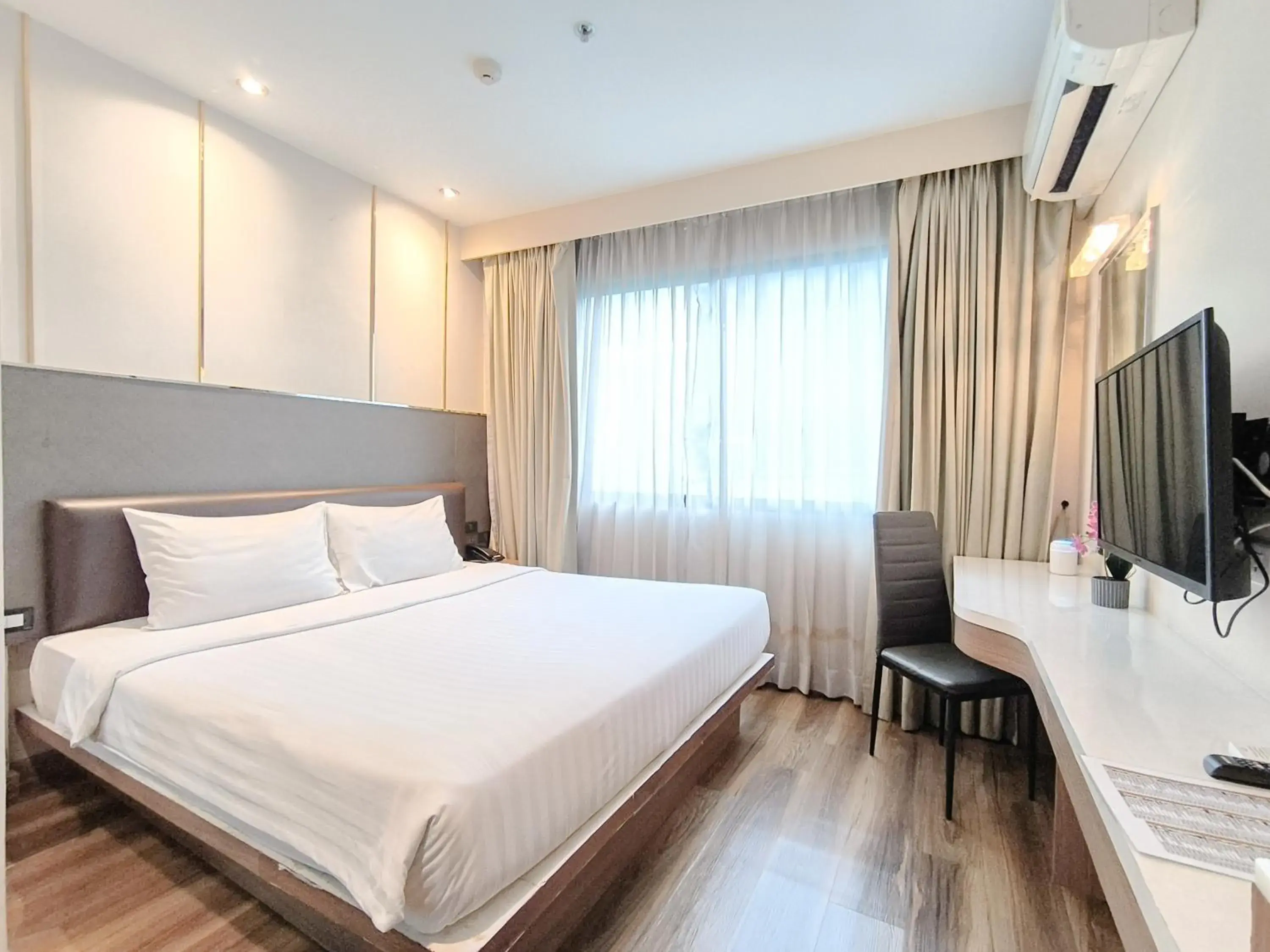 Superior Double Room in Citin Sukhumvit 11 Nana Bangkok by Compass Hospitality Superior Double Room in Citin Sukhumvit 11 Nana Bangkok by Compass Hospitality