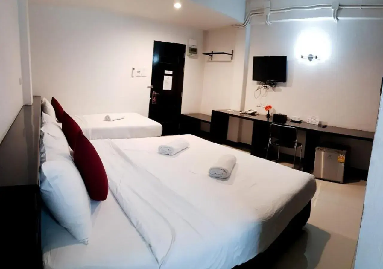 Deluxe Triple Room in B-Black Hotel Chonburi Deluxe Triple Room in B-Black Hotel Chonburi