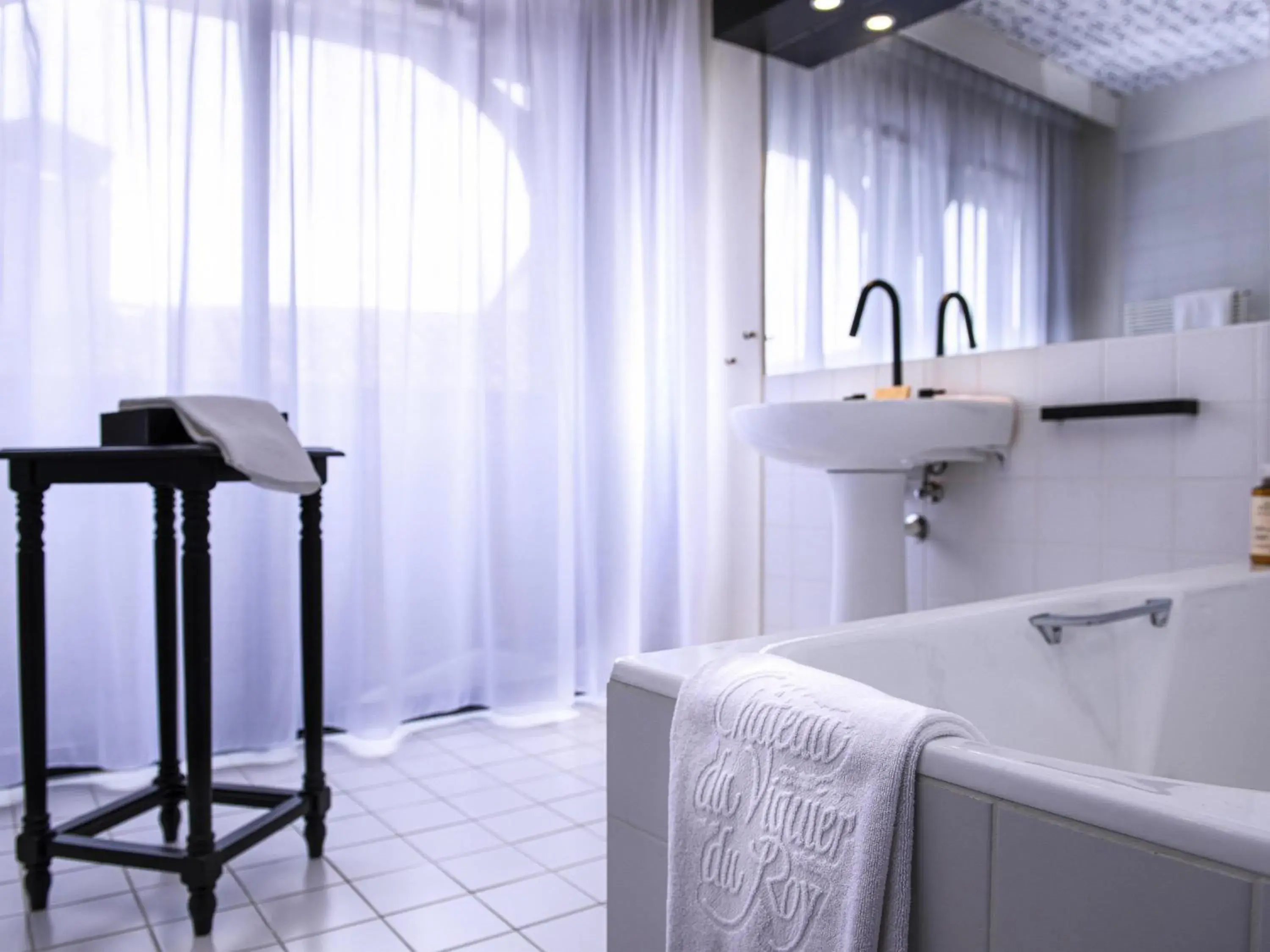 Deluxe Suite with One Double Bed and Sofa in Mercure Figeac Viguier du Roy Deluxe Suite with One Double Bed and Sofa in Mercure Figeac Viguier du Roy