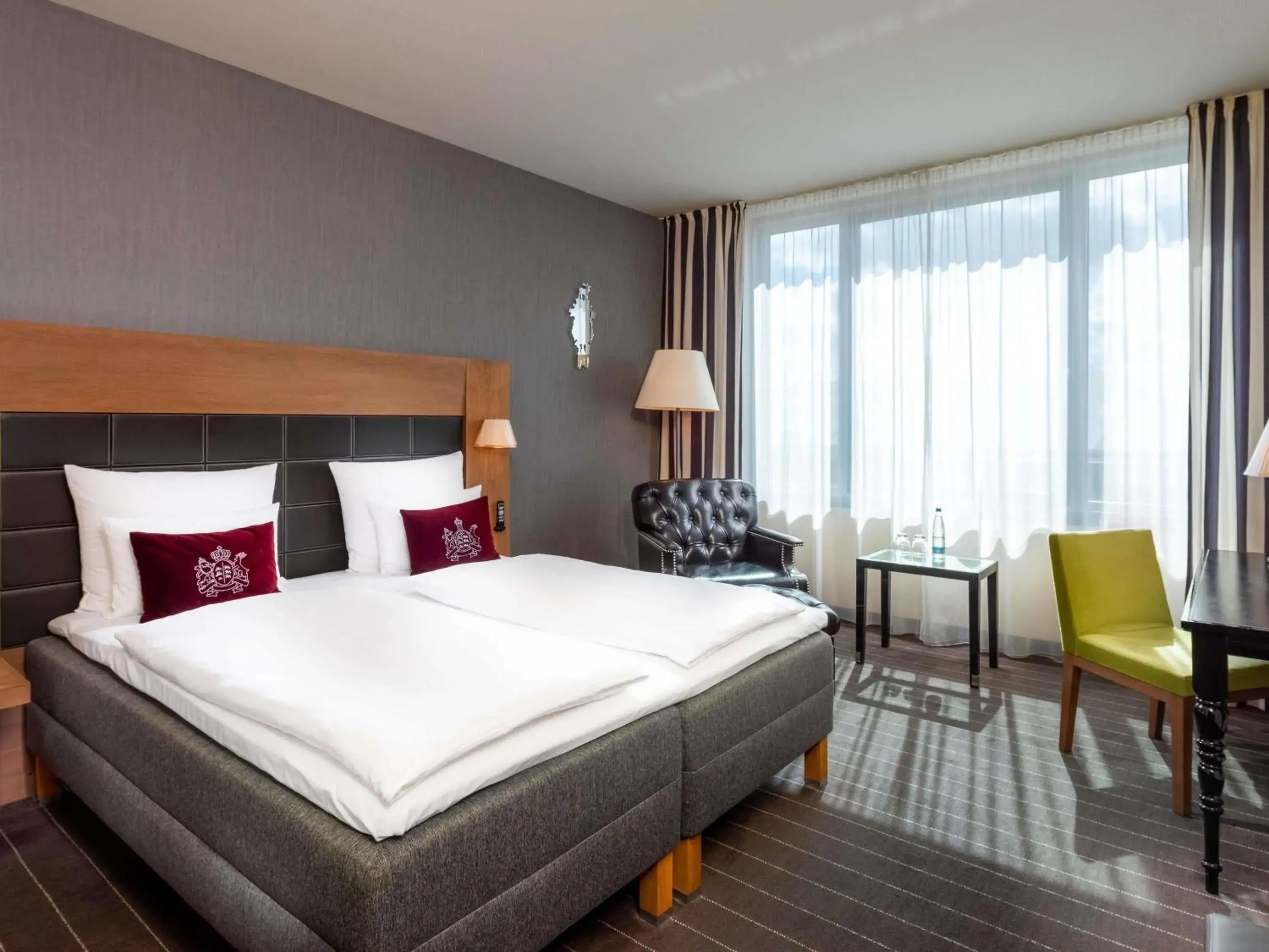 King Room in Mövenpick Hotel Stuttgart Airport King Room in Mövenpick Hotel Stuttgart Airport