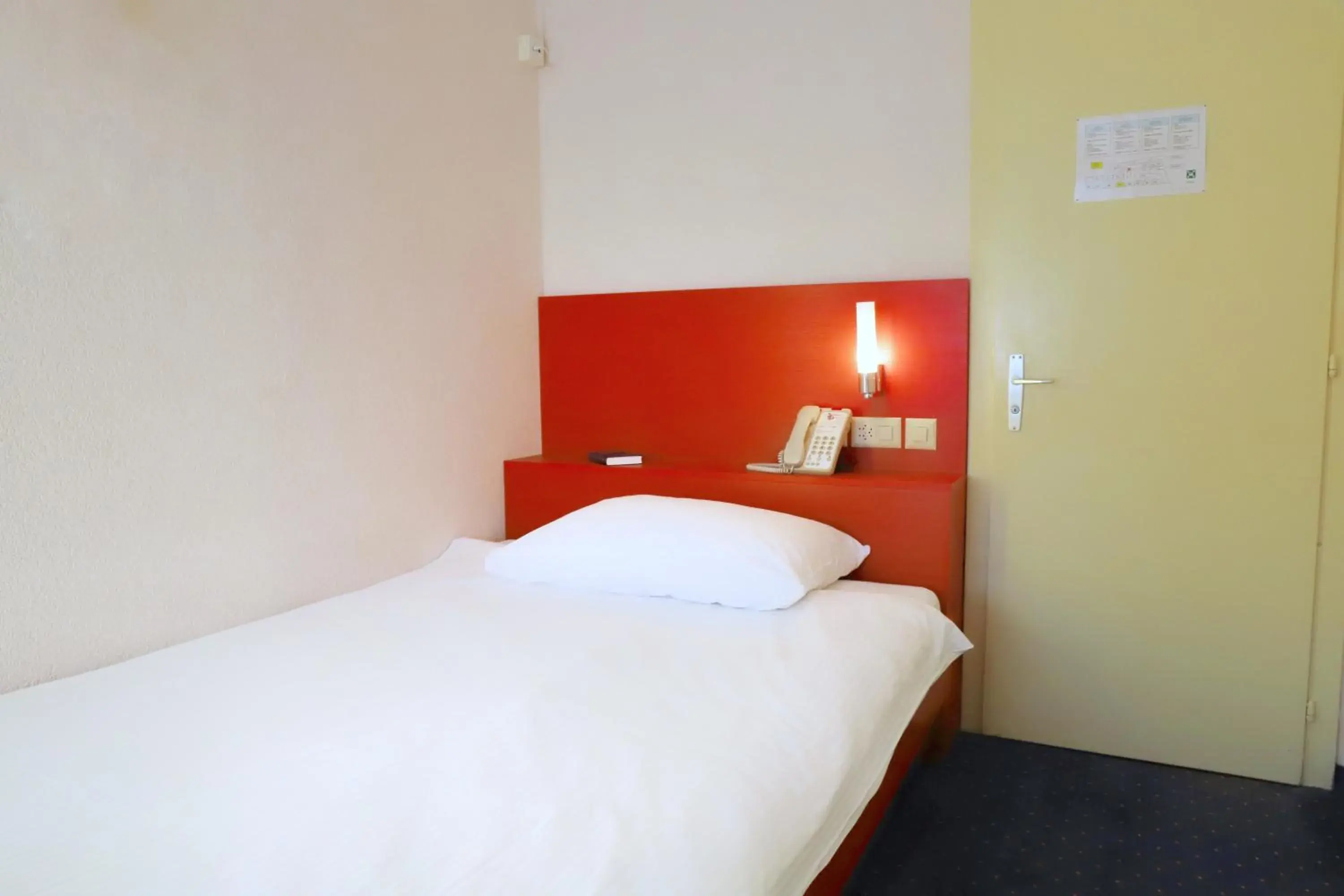 Classic Single Room with Lake View in Hotel Arancio Classic Single Room with Lake View in Hotel Arancio